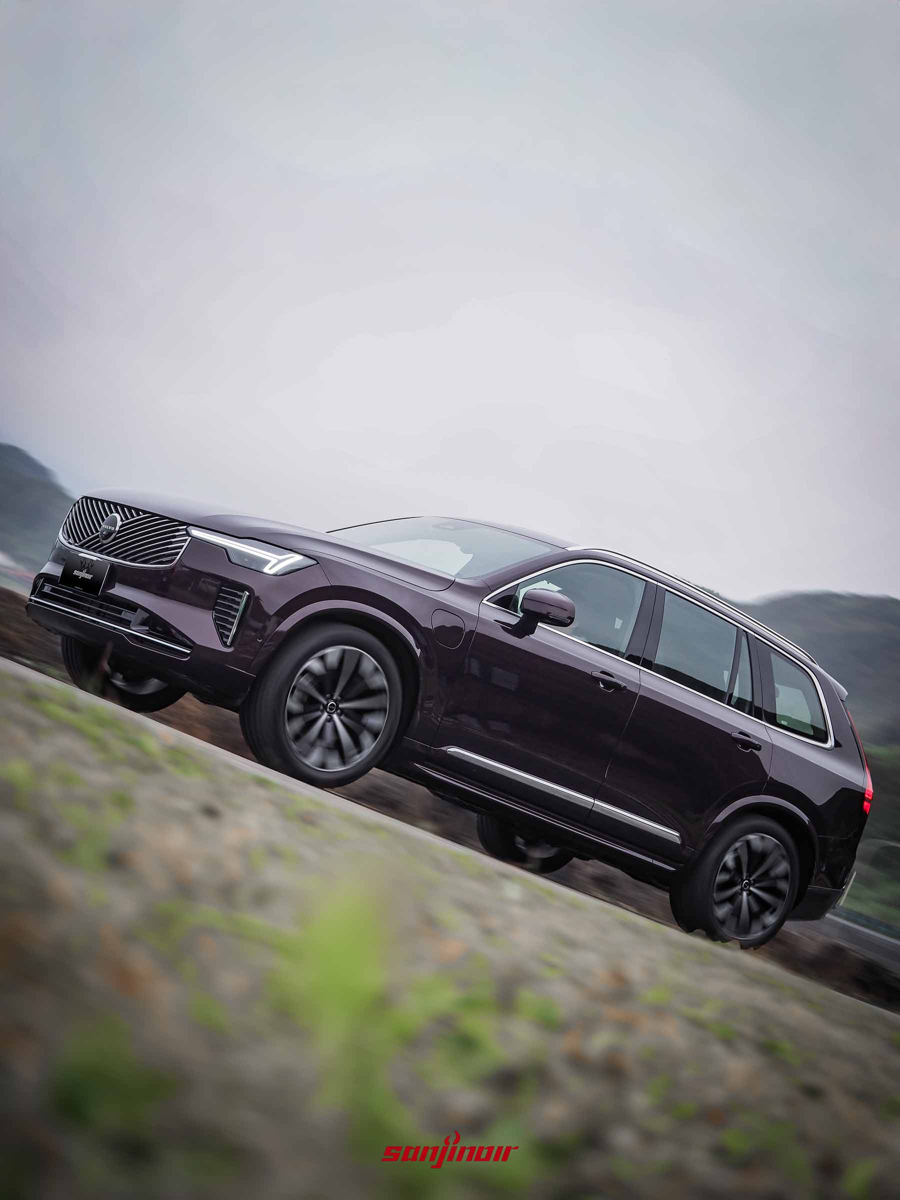 Volvo XC90 T8 Ultra在道路上行駛的動態追焦照片,輪圈呈現滾動模糊感,車身展現出從容的動態。