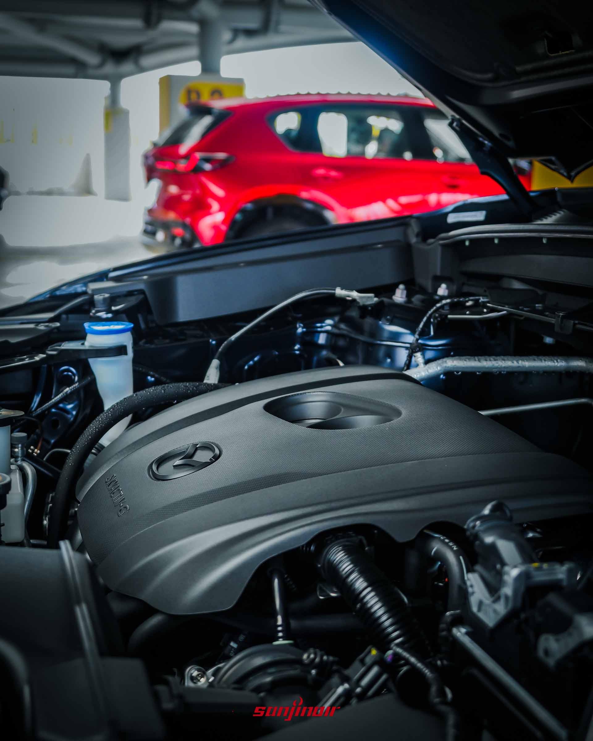 MAZDA CX-5引擎室特寫,展示具備MAZDA廠徽的黑色引擎飾蓋。