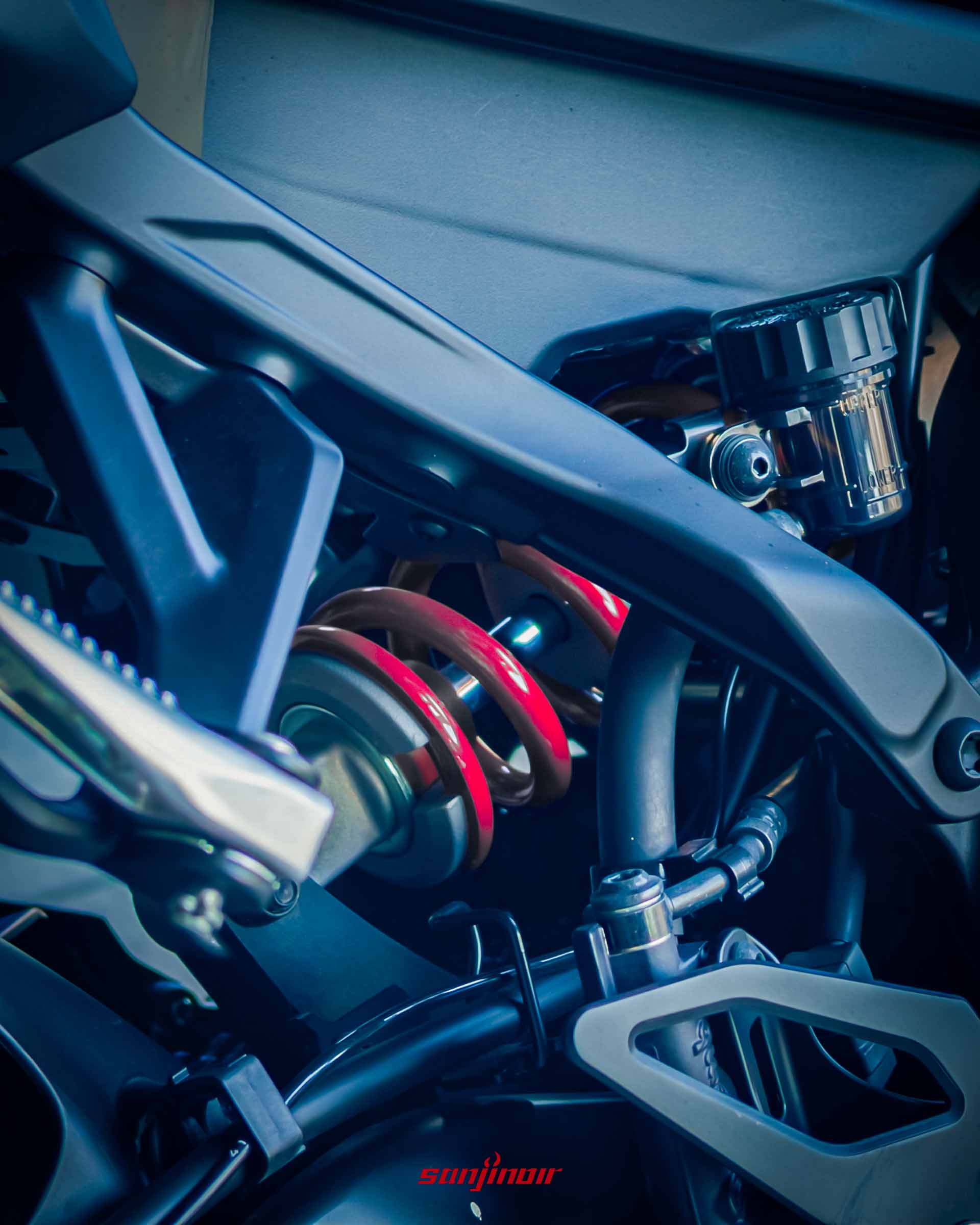 Yamaha YZF-R9後避震器的近距離特寫,可見紅色的避震器彈簧與金屬連桿結構。