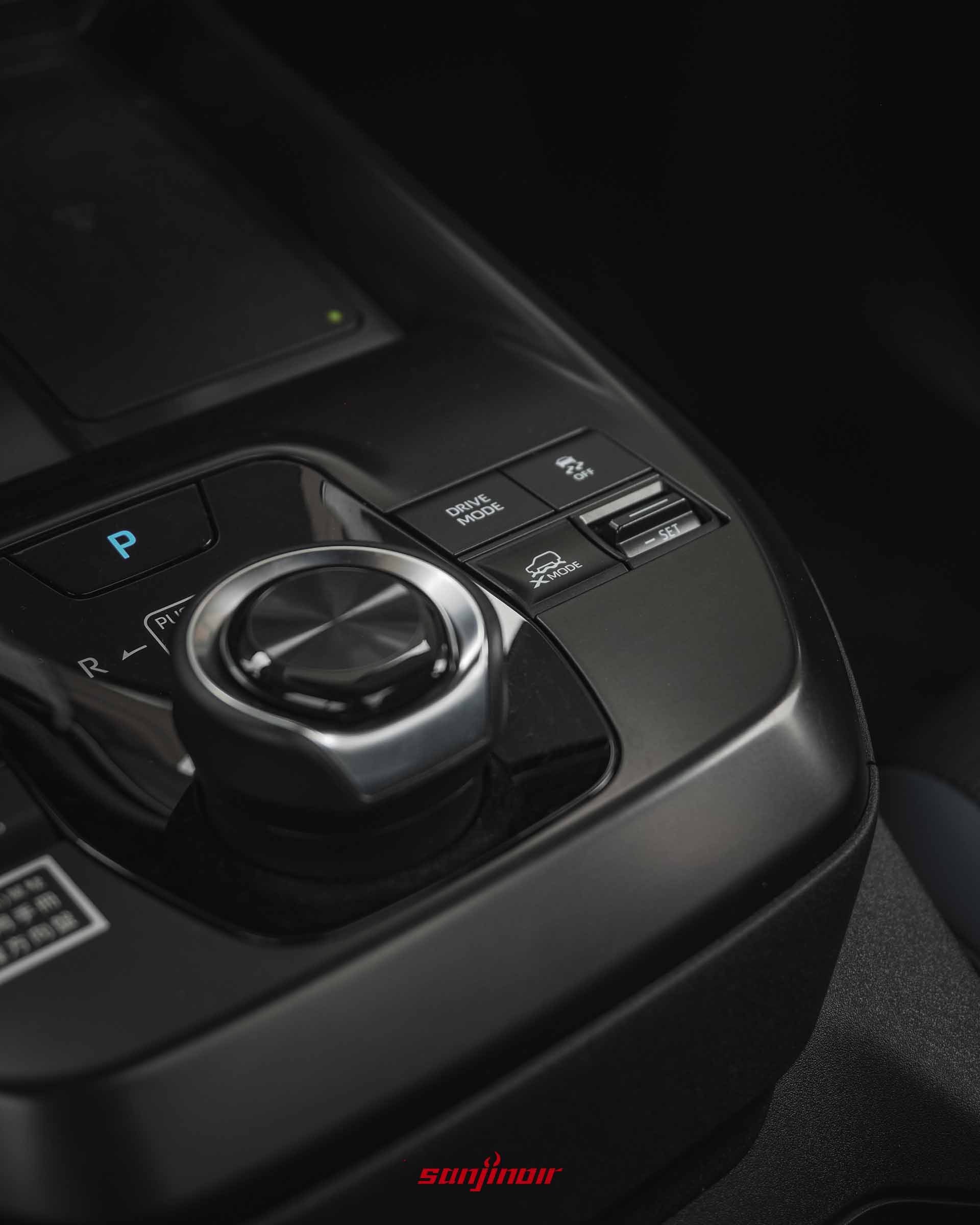 Subaru Solterra XT中央鞍座X-Mode與Drive Mode按鍵及旋鈕排檔特寫。