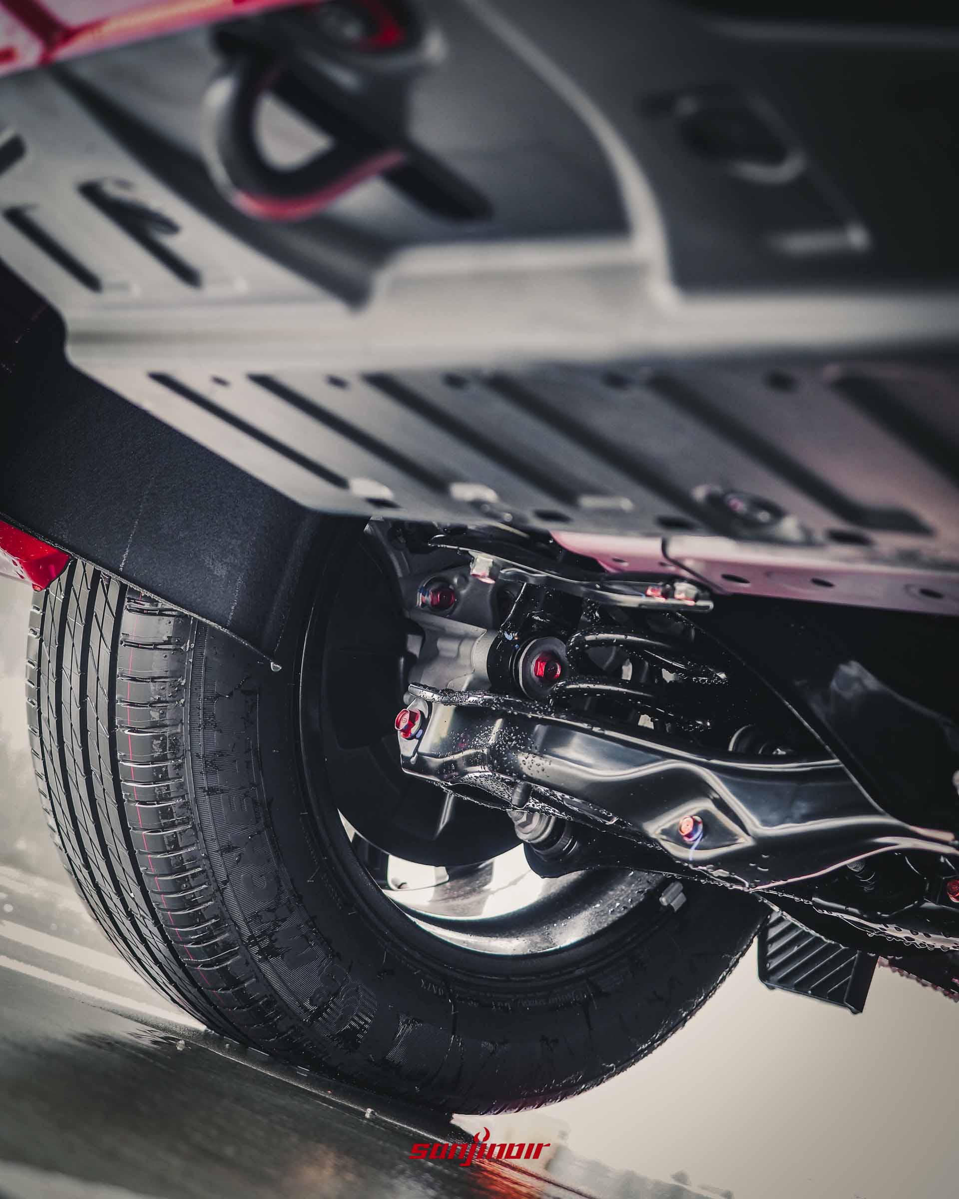 從車底低角度仰望HONDA CR-V的後懸吊多連桿結構與ARD振幅反應避震器彈簧,清晰可見輪胎內側結構。