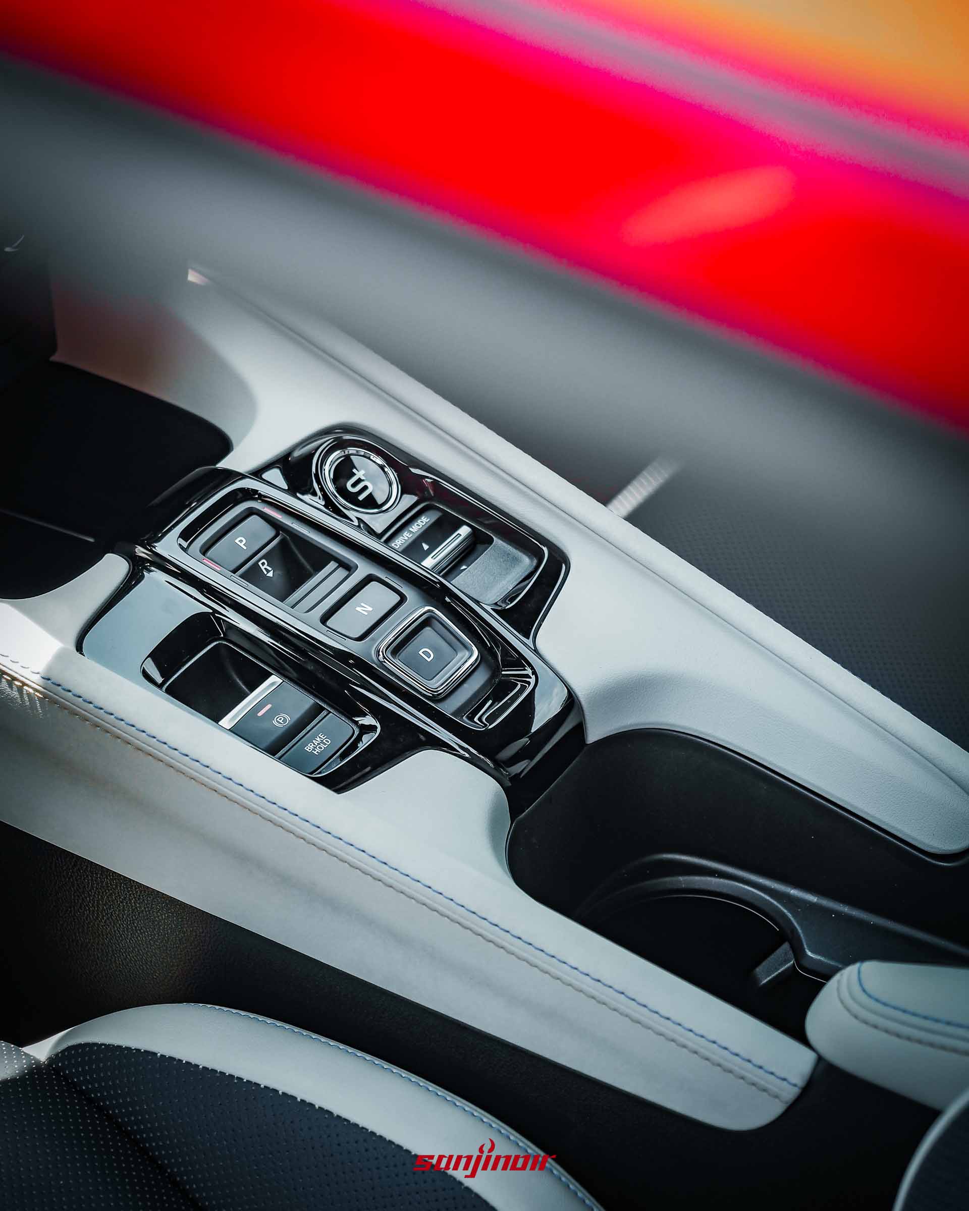 由上往下特寫HONDA Prelude的中央扶手與排檔座,亮黑色的面板上配置了P、R、N、D按鍵與駕駛模式切換鍵。