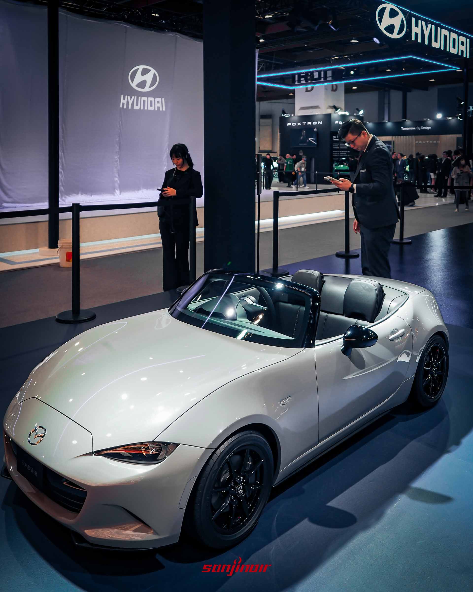 銀色Mazda MX-5縮小版模型車，敞篷開啟狀態，停放於Mazda展區地面。
