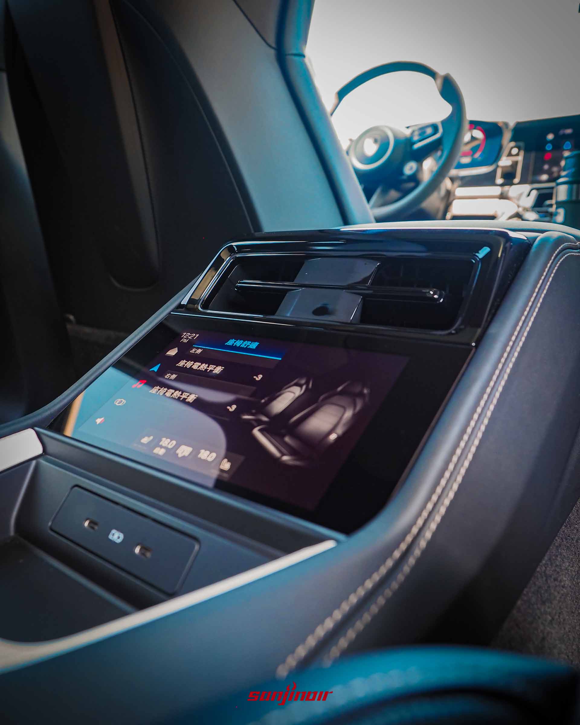 Porsche Panamera 後座乘客專屬空調控制觸控螢幕。