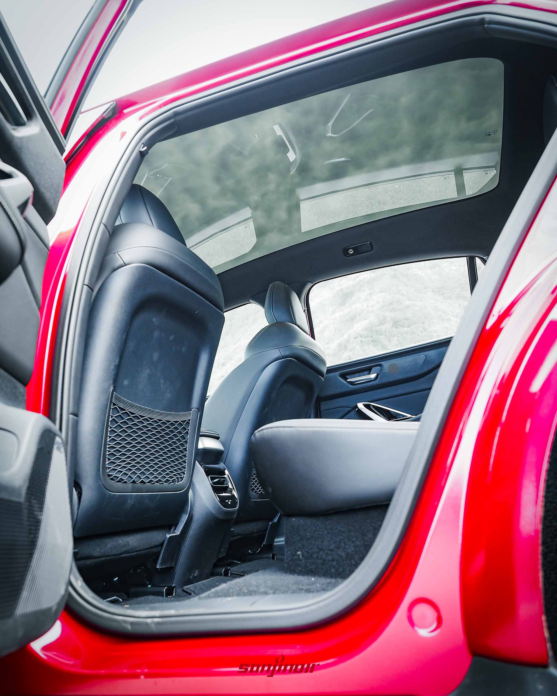 從後座視角仰望Foxtron Bria Emerge全景式天窗的照片。