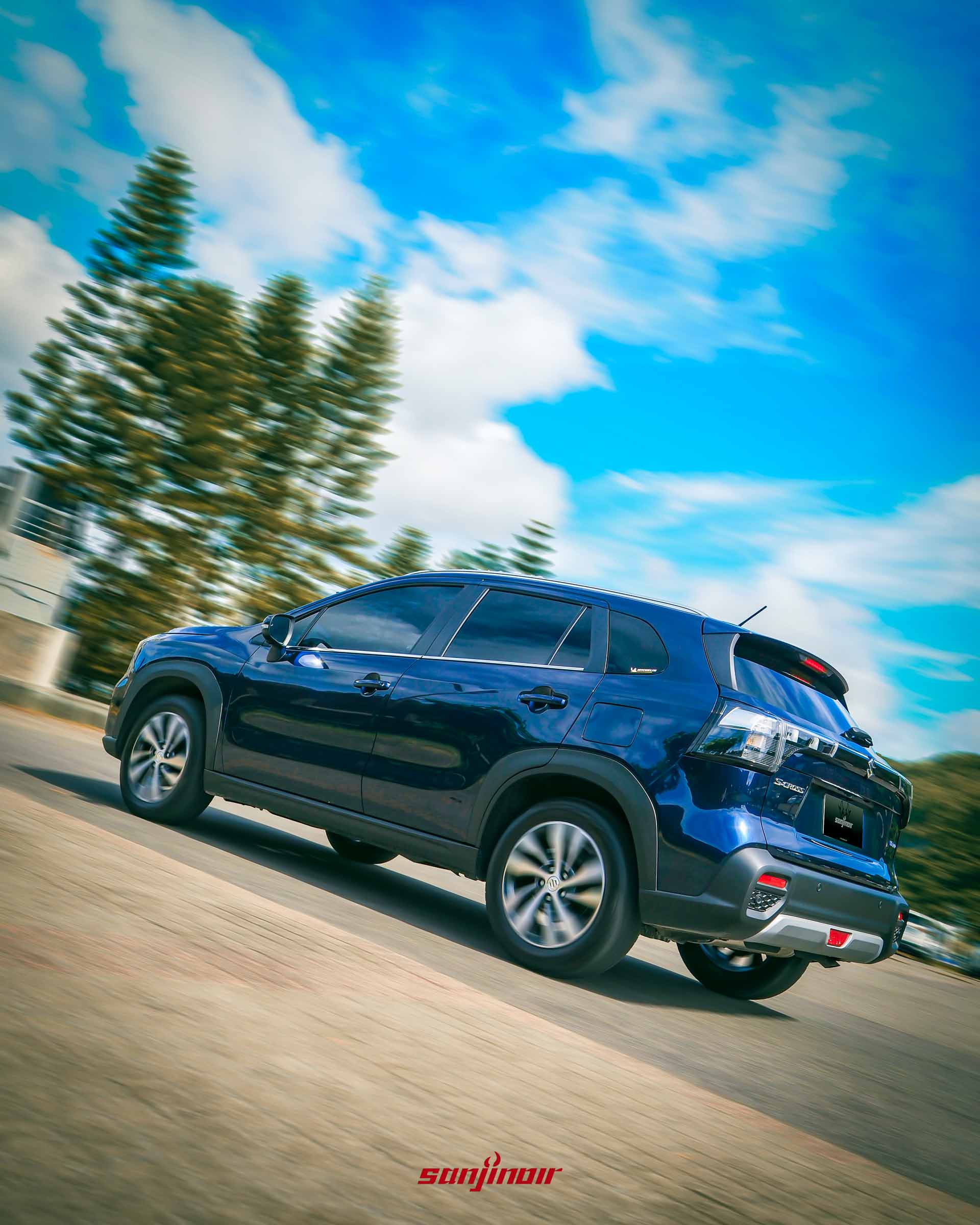 藍色SUZUKI S-Cross Allgrip在彎道中行駛的車尾動態追焦照。