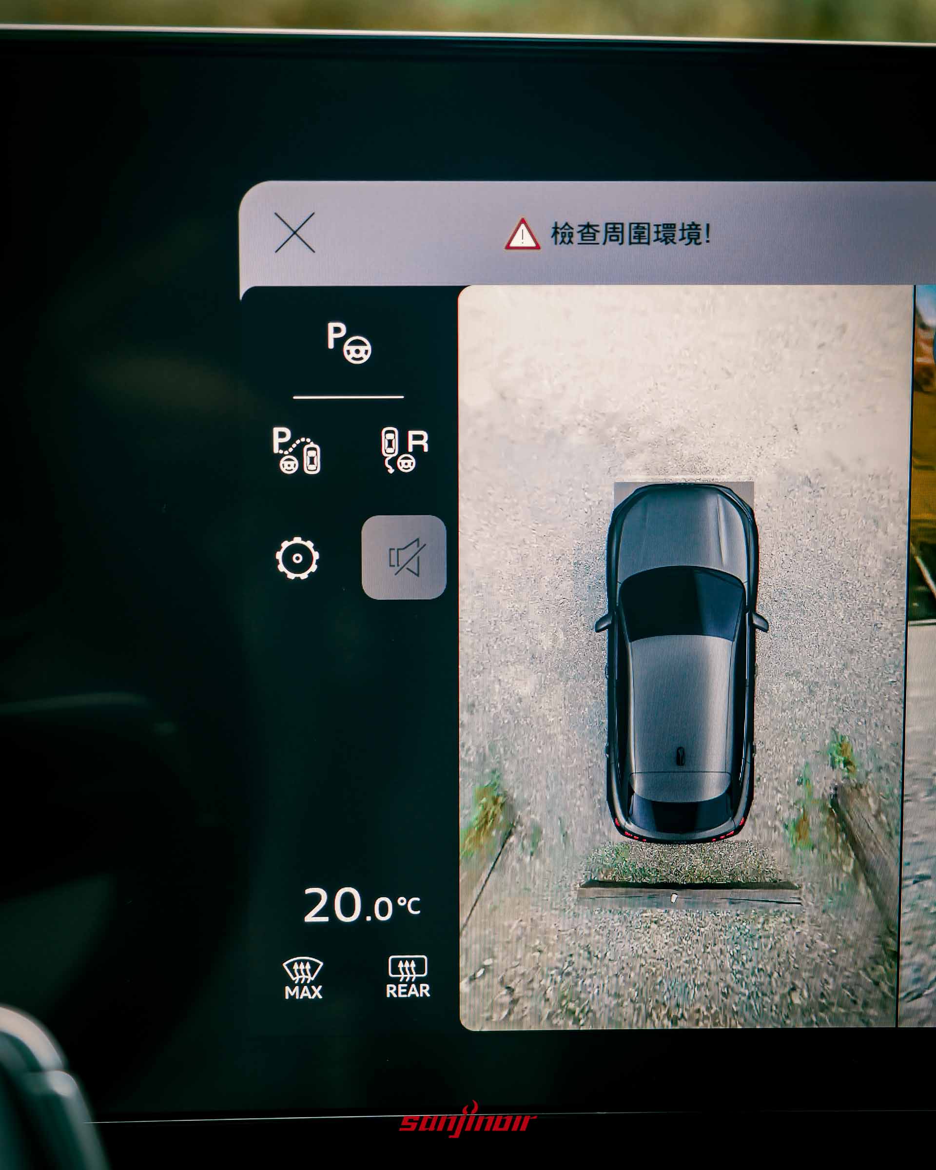 中央觸控螢幕顯示360度環景停車輔助畫面，包含俯視圖與各項停車功能按鍵。