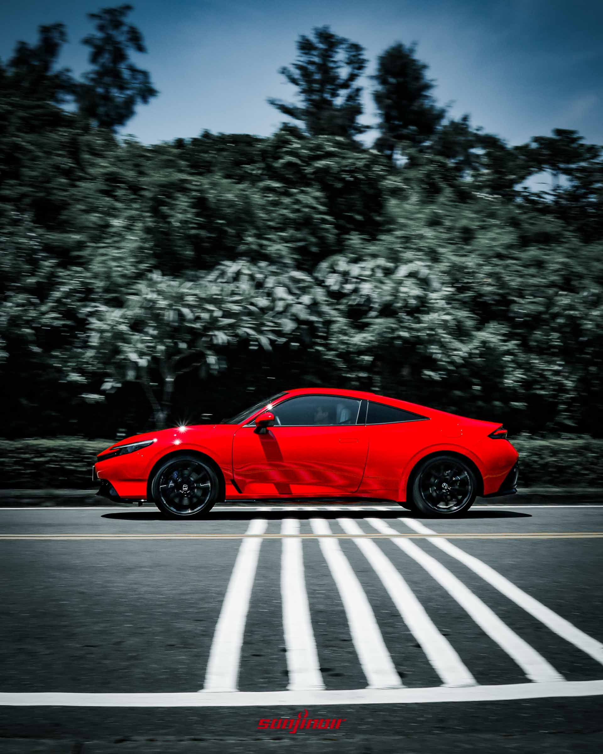 動態追焦攝影,紅色HONDA Prelude的車側輪廓,車輛正高速駛過斑馬線,背景為模糊的綠樹。