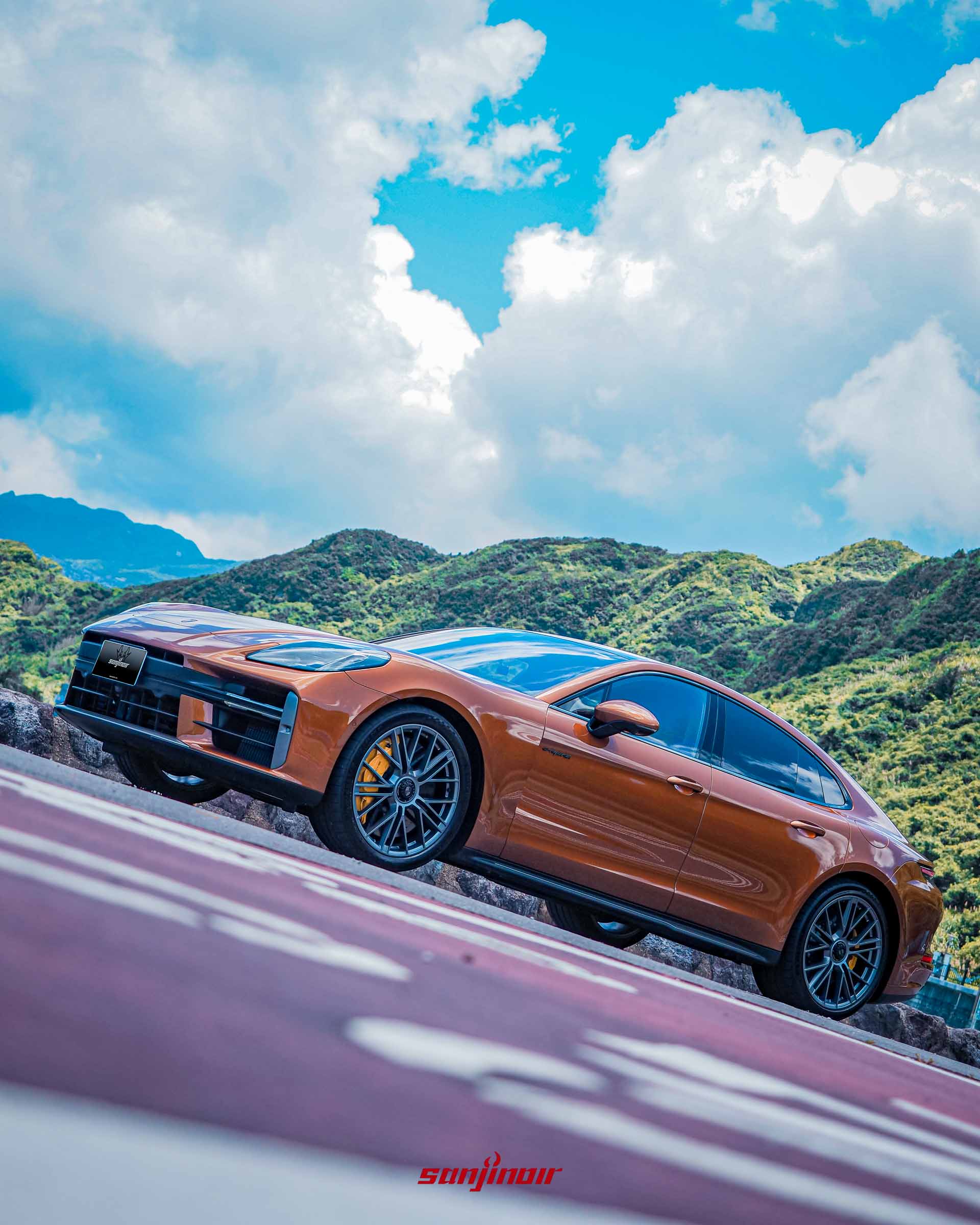 Porsche Panamera Turbo E-Hybrid 側拍視角。