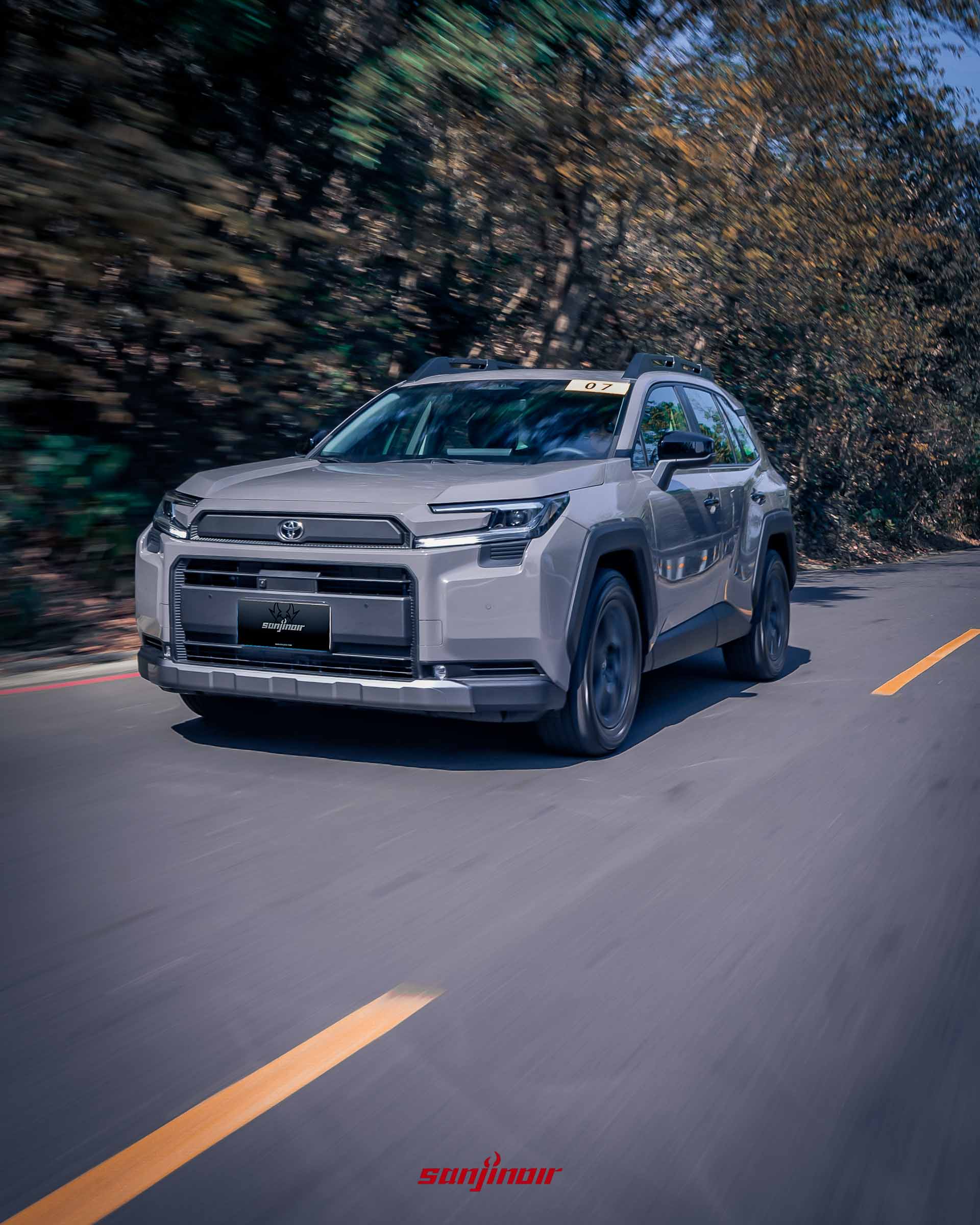 RAV4 Adventure 行駛於林蔭道路的動態照片，車輛向左前方行駛。