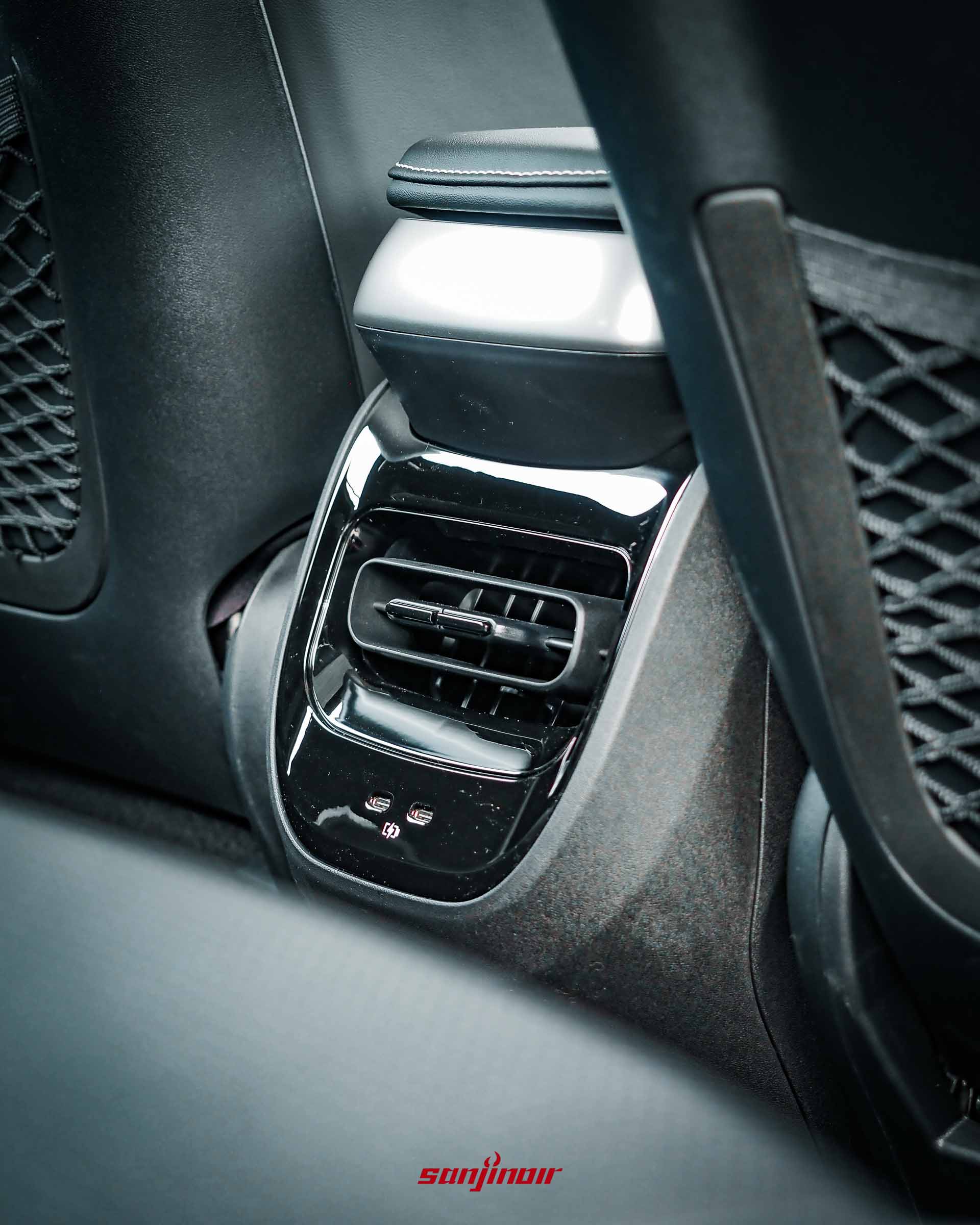 Foxtron Bria Emerge後座空調出風口與下方兩個USB-C插孔的特寫。