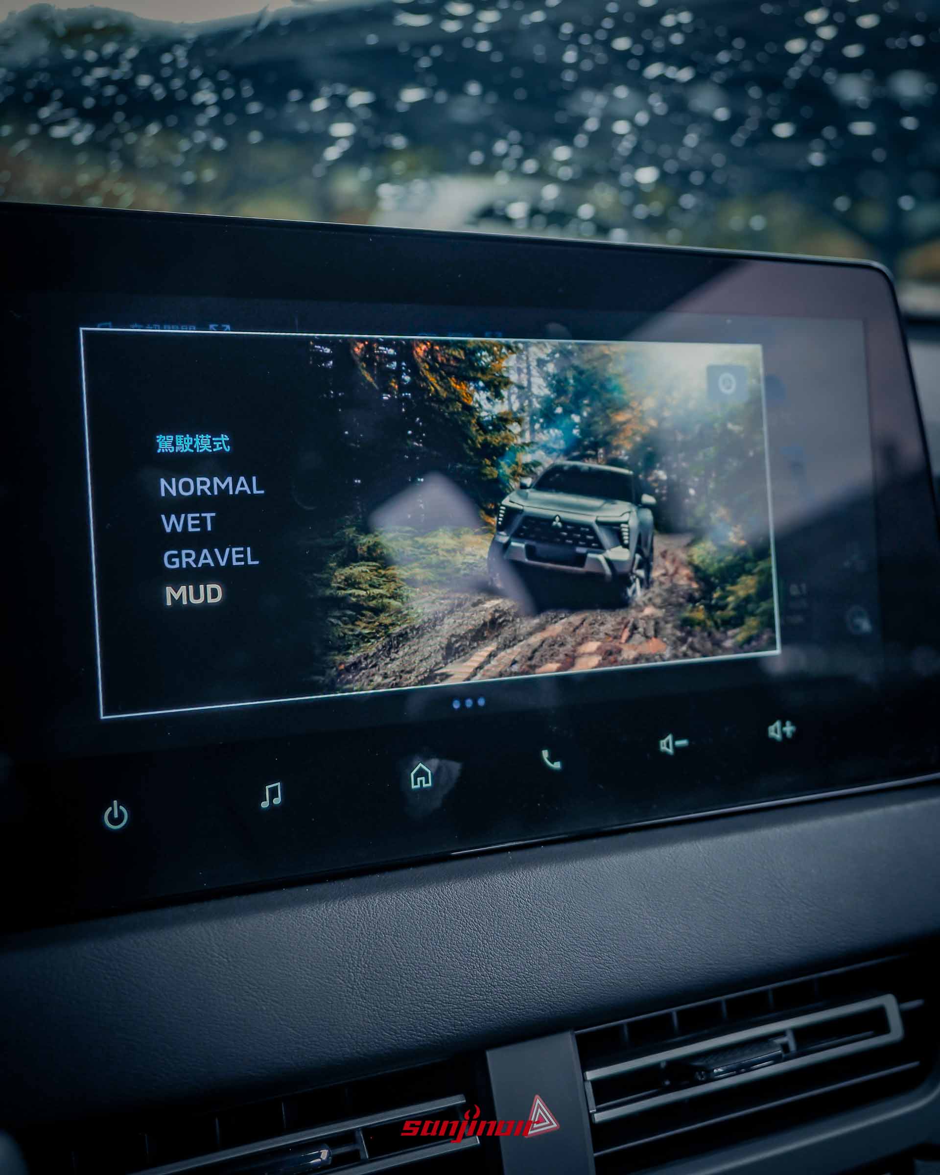 12.3吋中控螢幕顯示四種駕駛模式切換畫面。