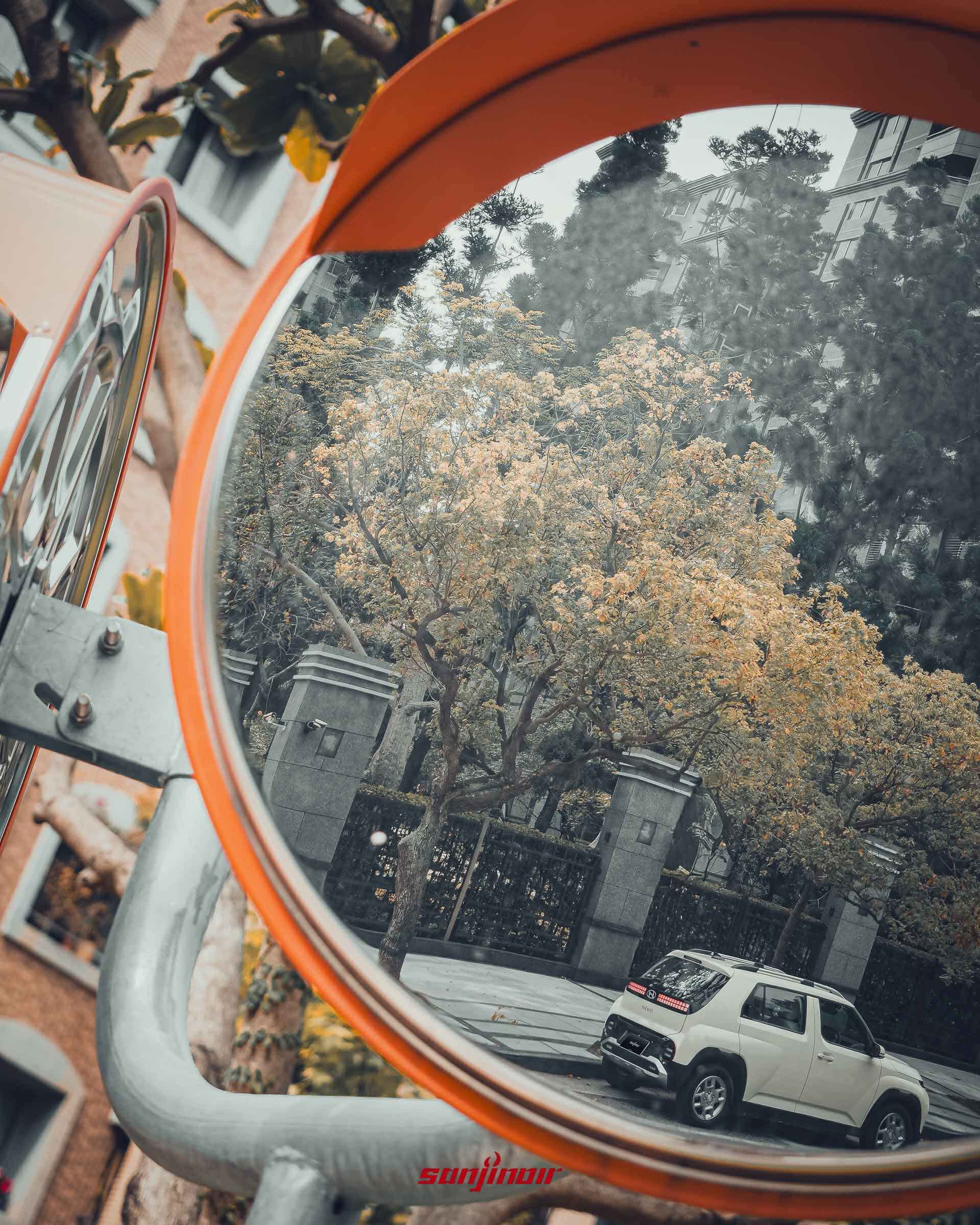 都會街角廣角鏡反射出Hyundai Inster穿梭的廣角畫面。