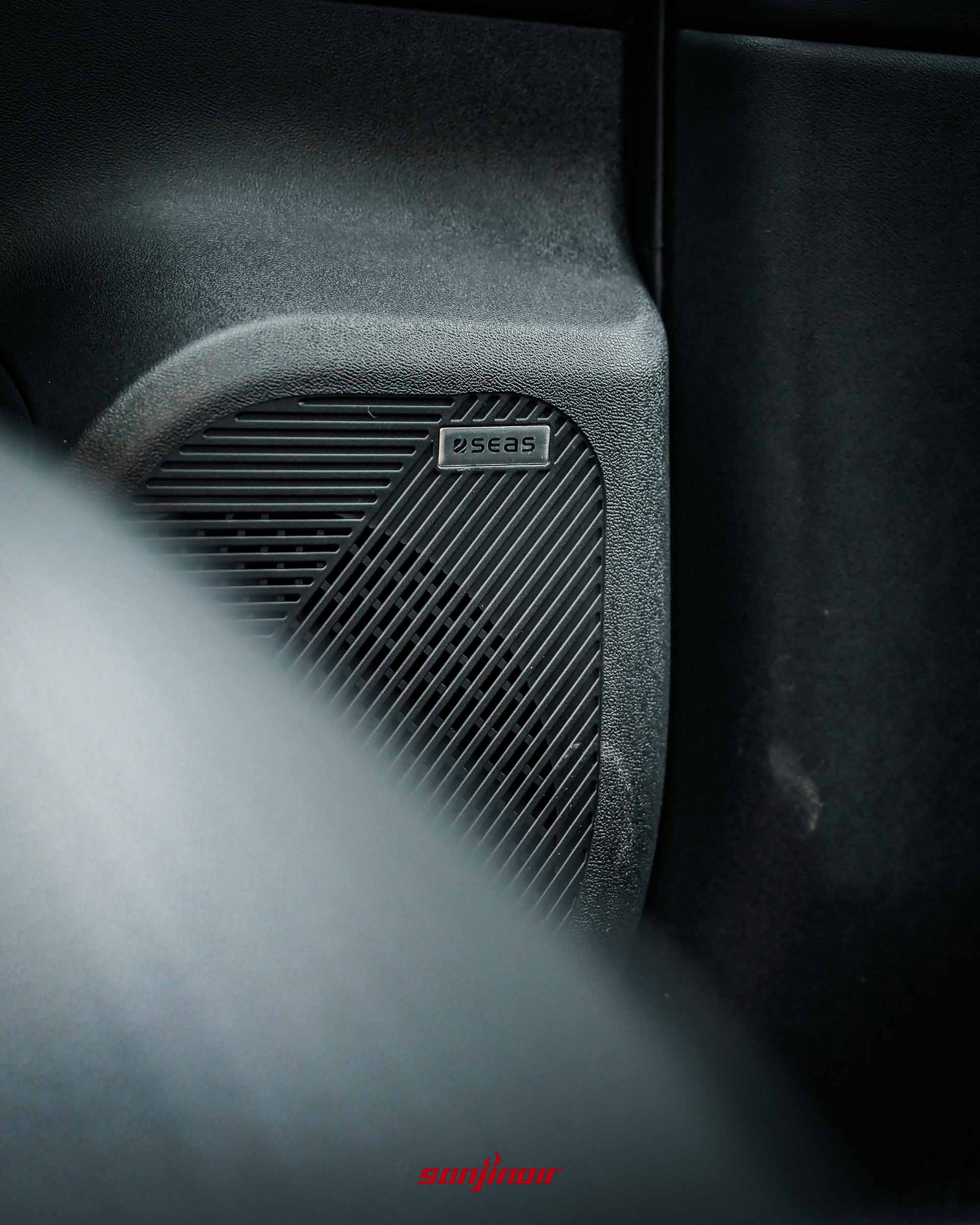 Foxtron Bria Emerge車門板上帶有SEAS字樣的音響揚聲器特寫。