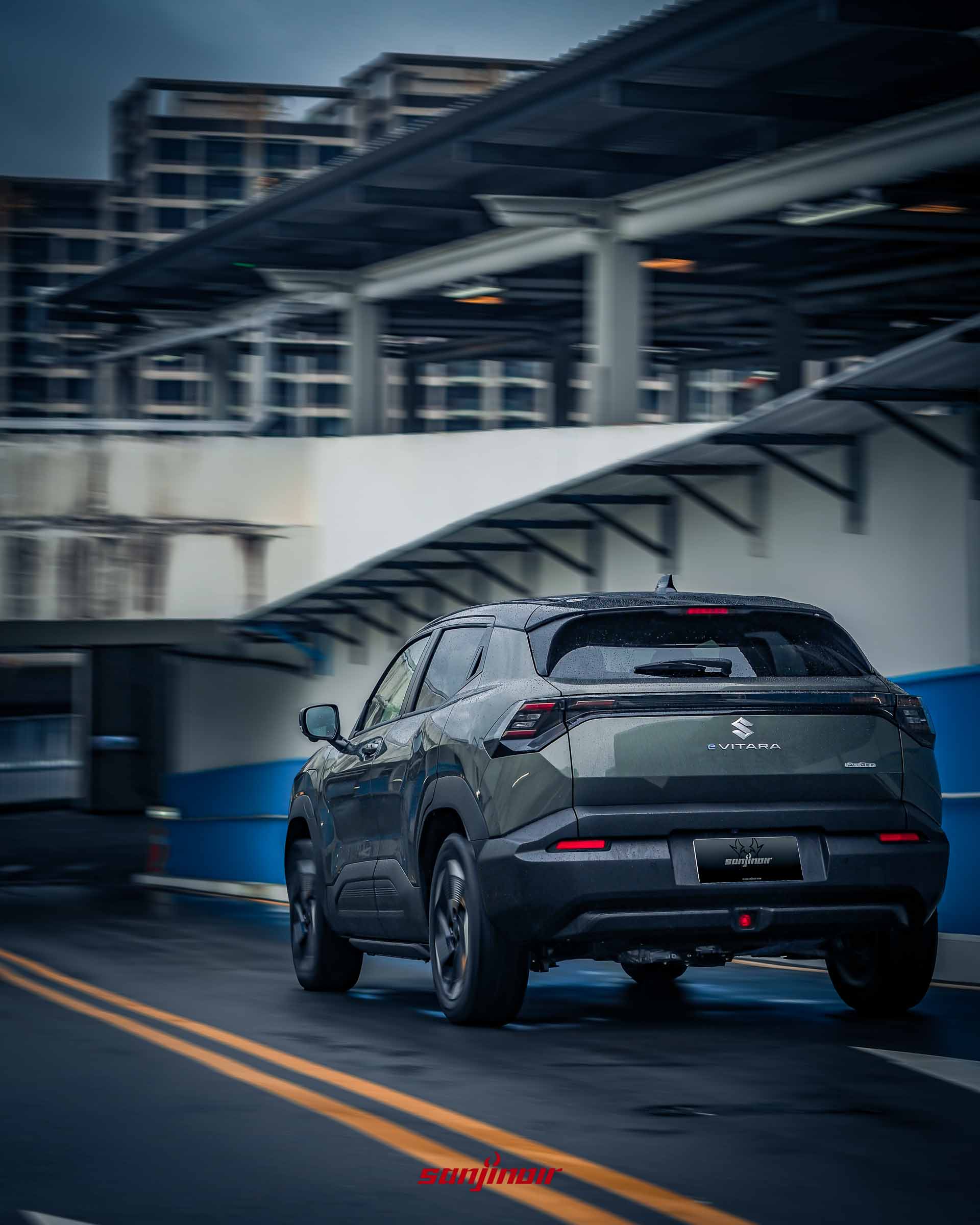 2026 SUZUKI e Vitara於斜坡行駛的動態追焦照。
