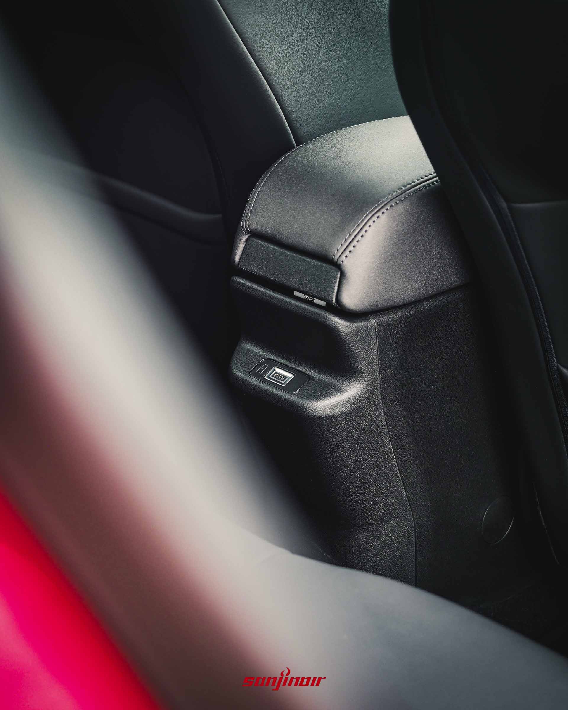 Alfa Romeo Junior前座中央扶手後方特寫,設有一組USB Type-C充電插孔。