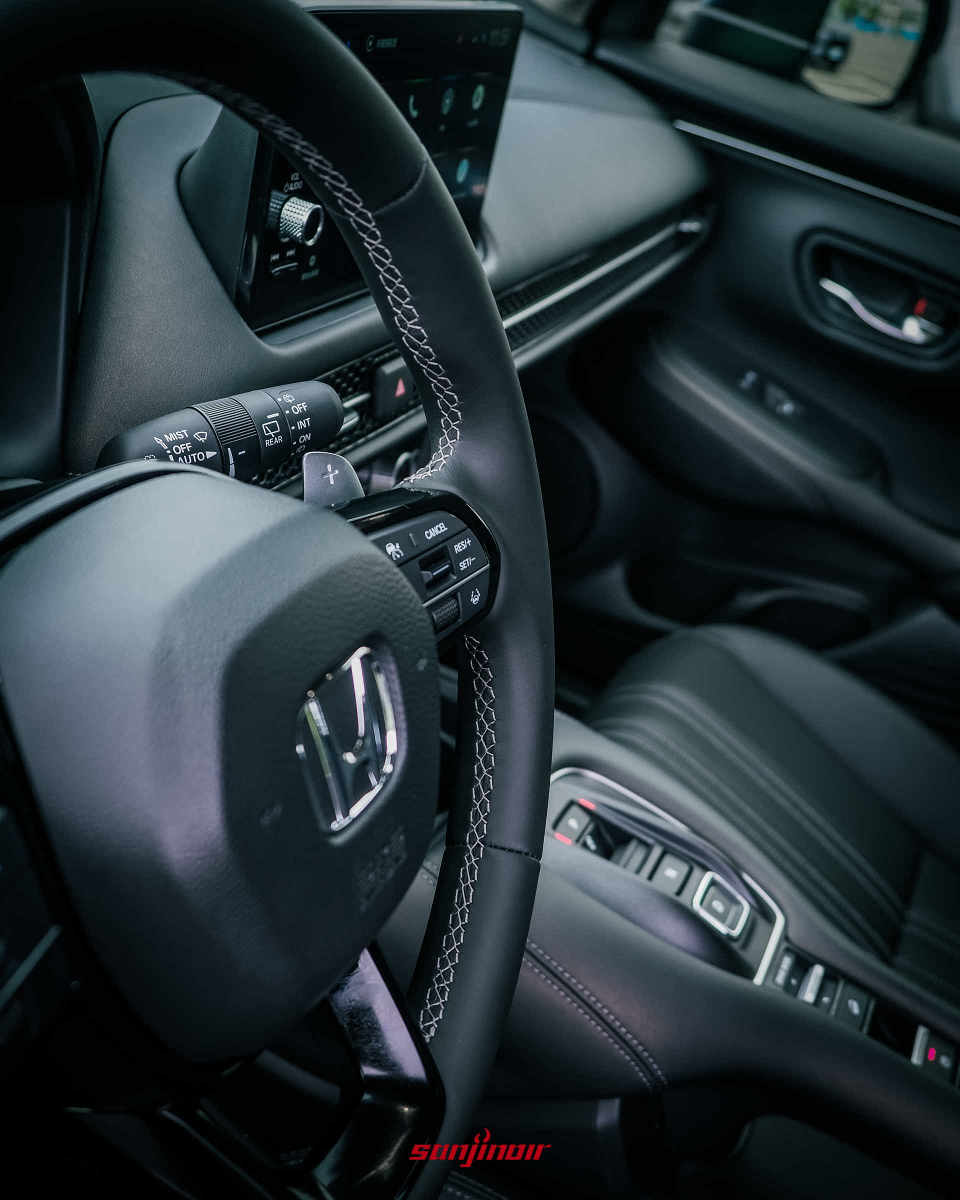 2026 HONDA ZR-V e:HEV方向盤左側的動能回充金屬撥片特寫。