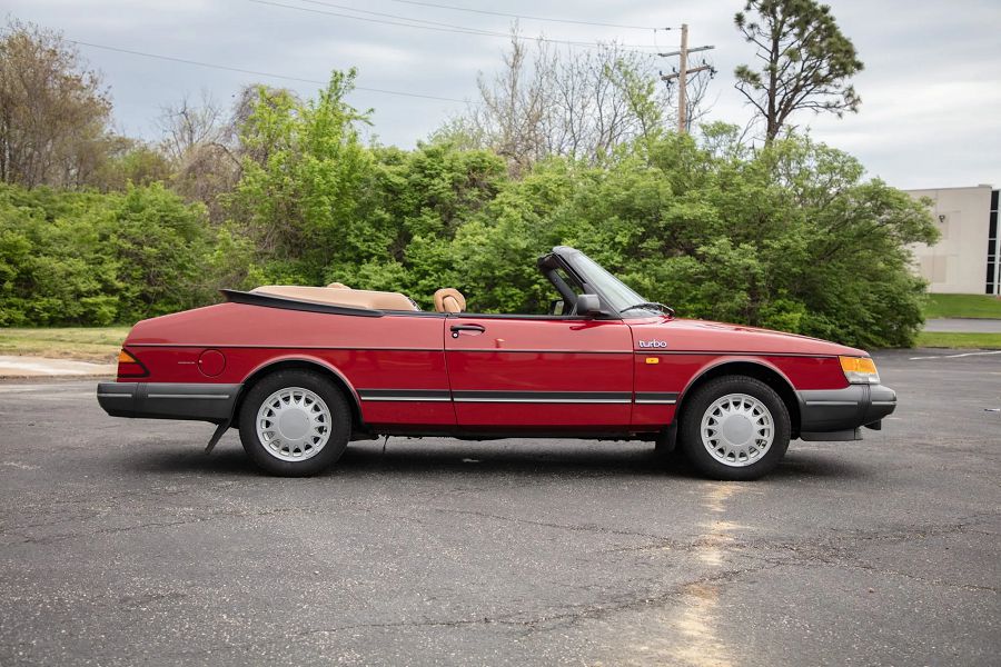 里程不足400公里 1987 Saab 900 Turbo Convertible超過400萬台幣價格拍出