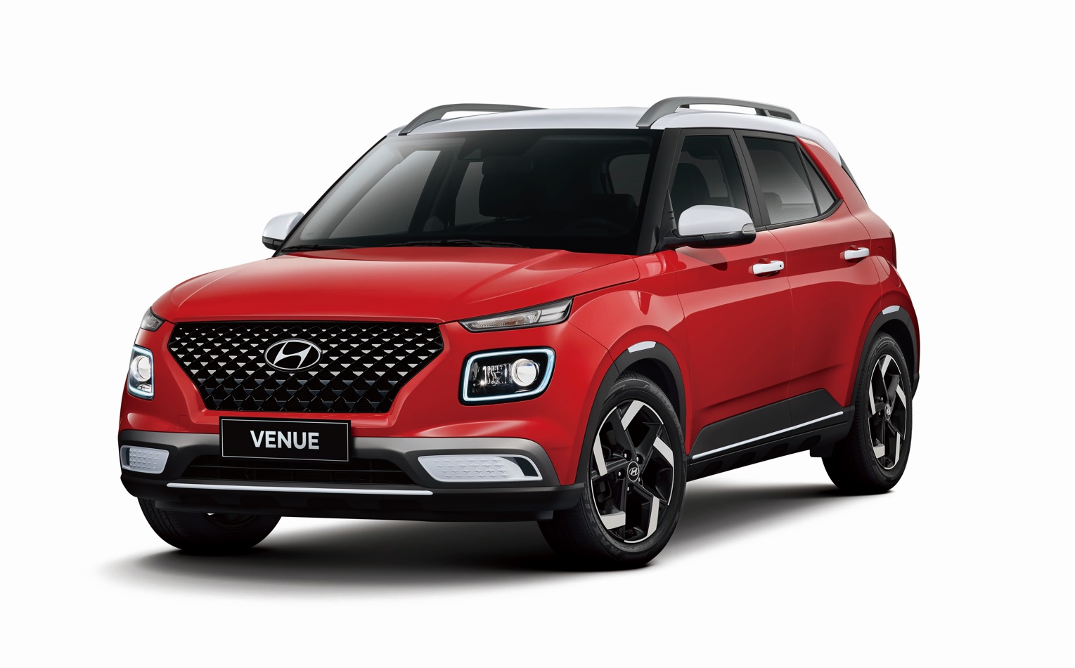 2.全新穿搭外觀採用英國經典紅色，細節處搭配白色two Tone車頂、後視鏡