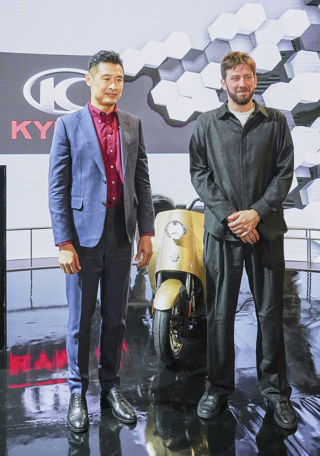 2. 光陽集團董事長柯勝峯 (左) 與 義大利知名車廠 Mv Agusta 執行長timur Sardarov (右) 親臨義大利米蘭國際車展,重磅宣布彼此透過戰略合作,打造騎士真正需要的日常出行工具,攜手開創新局!