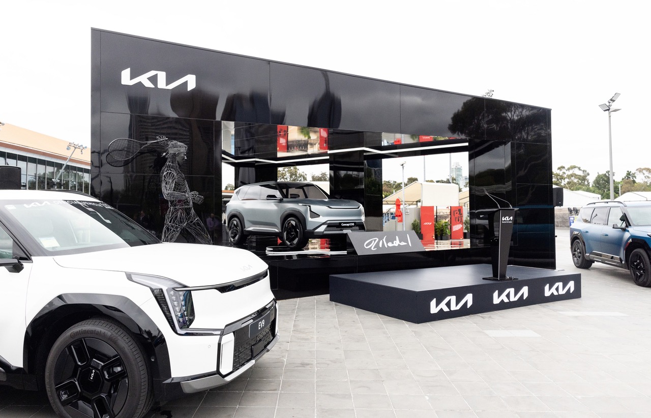 2.kia 方車輛交接儀式現場展示the Kia Ev5概念車、the Kia Ev9