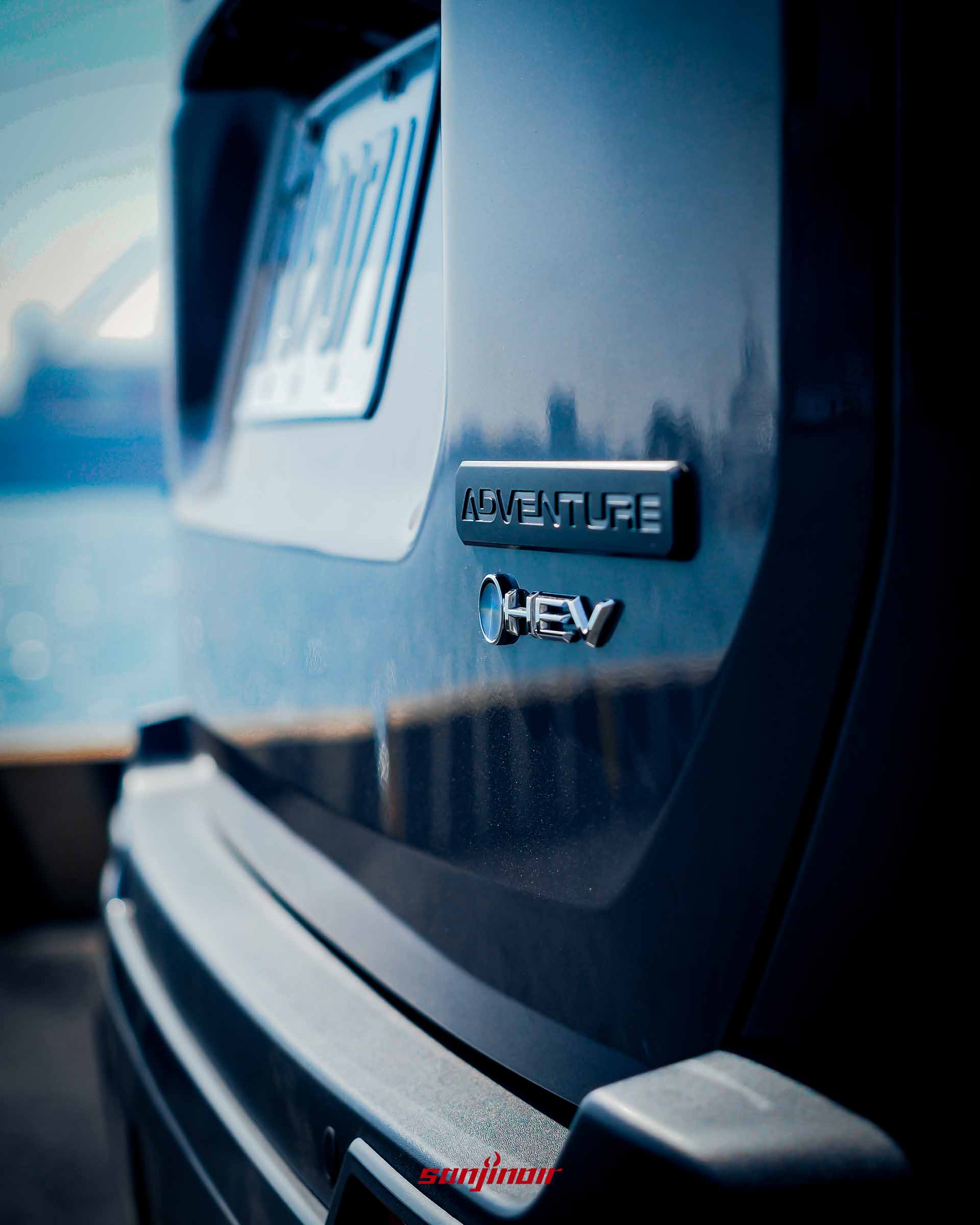 車尾 ADVENTURE 與 HEV 立體銘牌的近距離特寫。