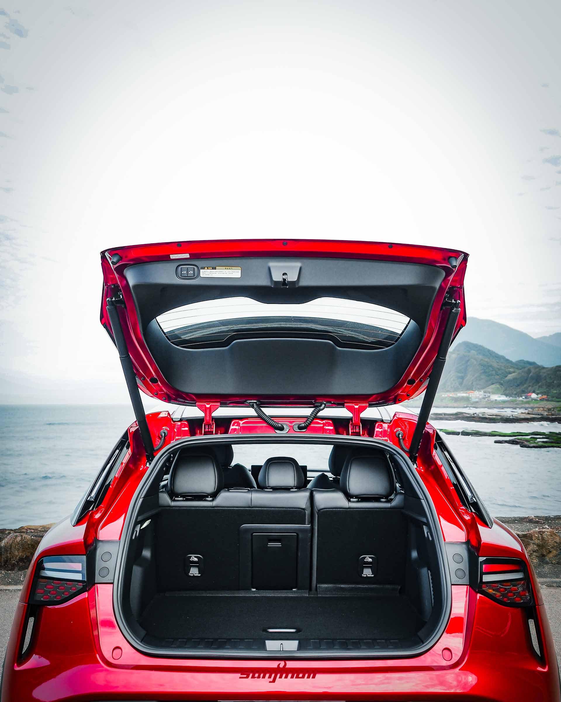 Foxtron Bria Emerge開啟電動尾門後的行李廂空間全景。