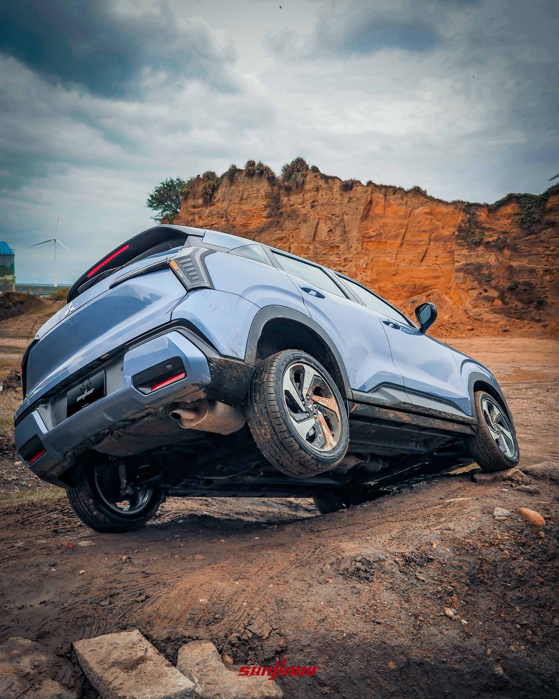 Mitsubishi XForce狂享版在崎嶇地形上展現後輪懸空狀態。