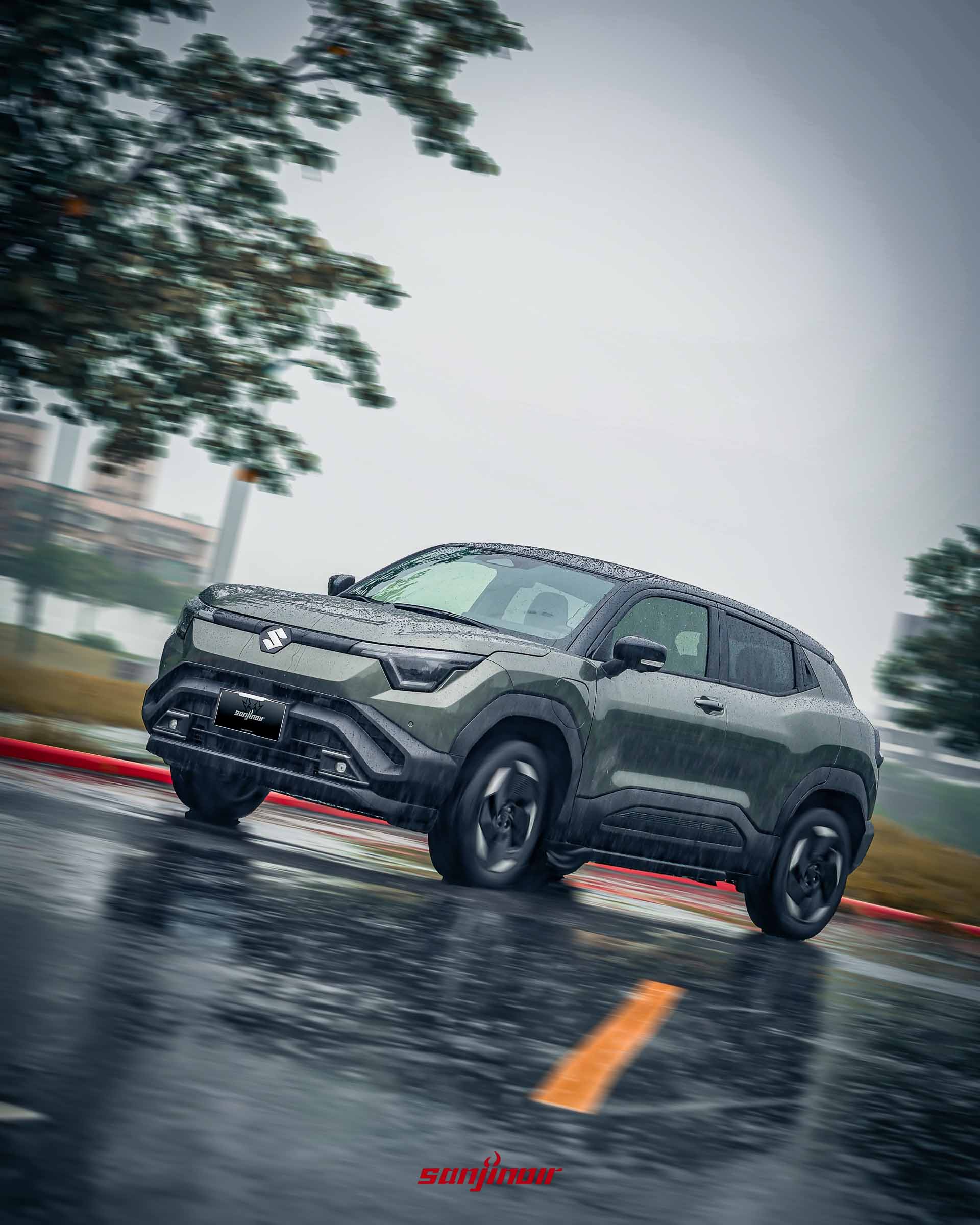2026 SUZUKI e Vitara於雨天濕滑路面行駛的動態追焦照。