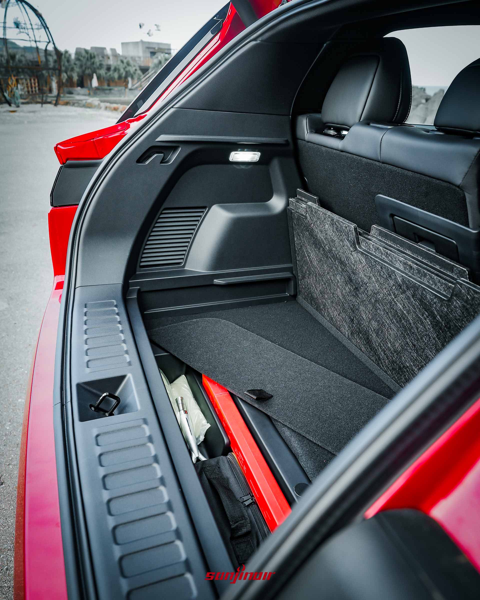 Foxtron Bria Emerge行李廂側邊照明燈與掀開底板後的隱藏收納空間。