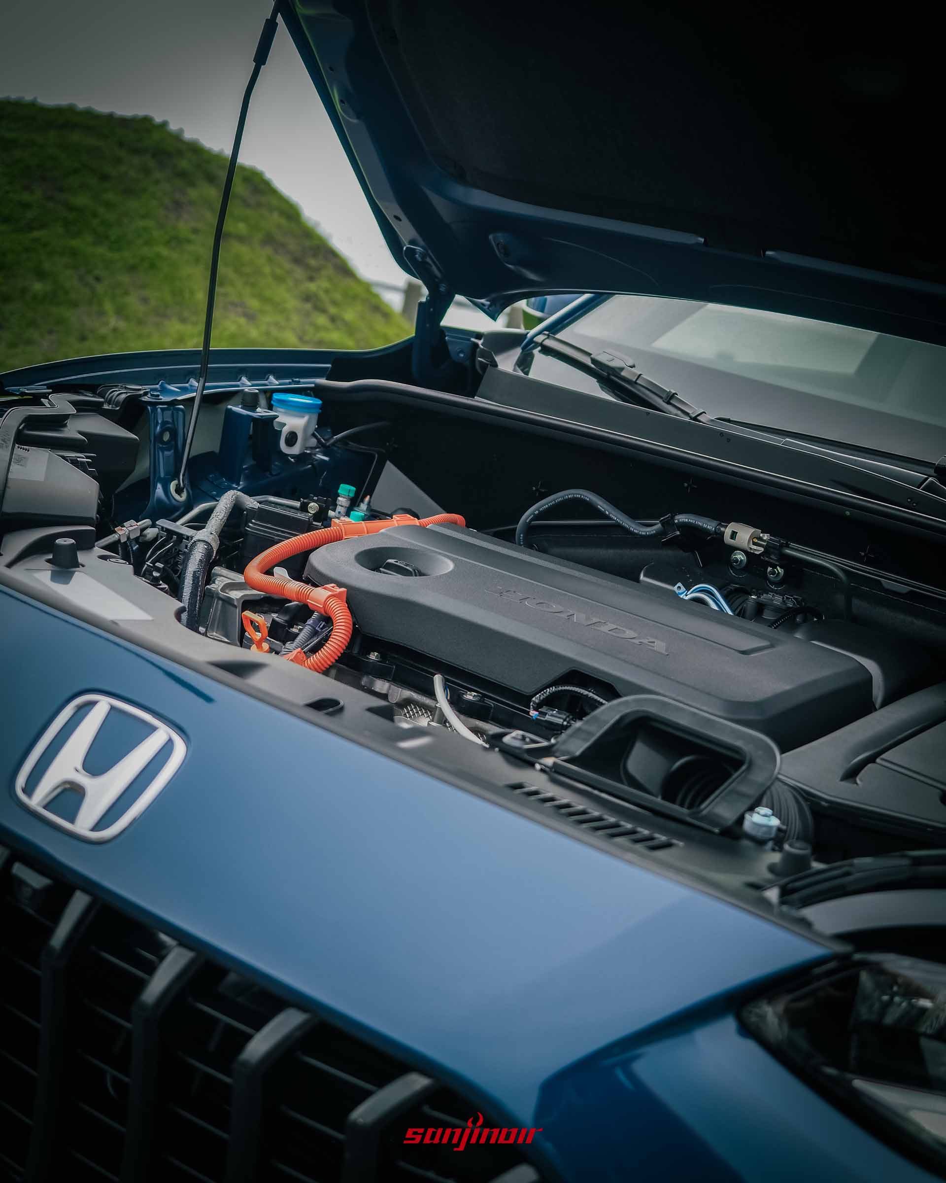 2026 HONDA ZR-V e:HEV引擎室內的2.0L e:HEV混合動力系統配置。