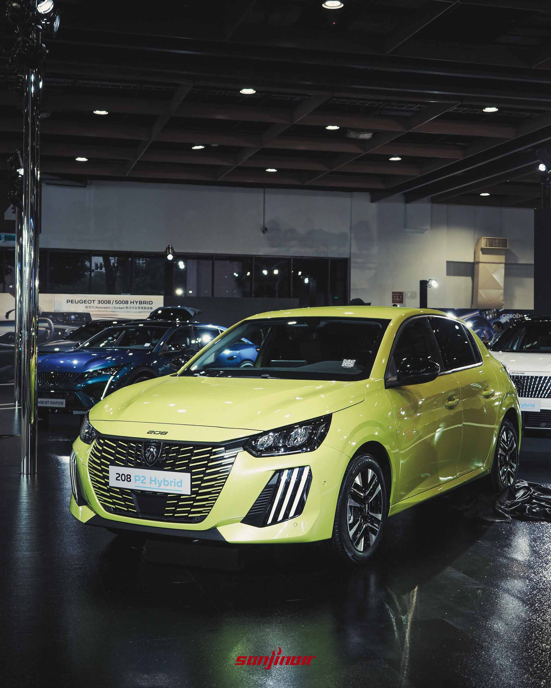 萊姆色Peugeot 208 P2 Hybrid掀背車，位於黑色展台上，車頭造型銳利。