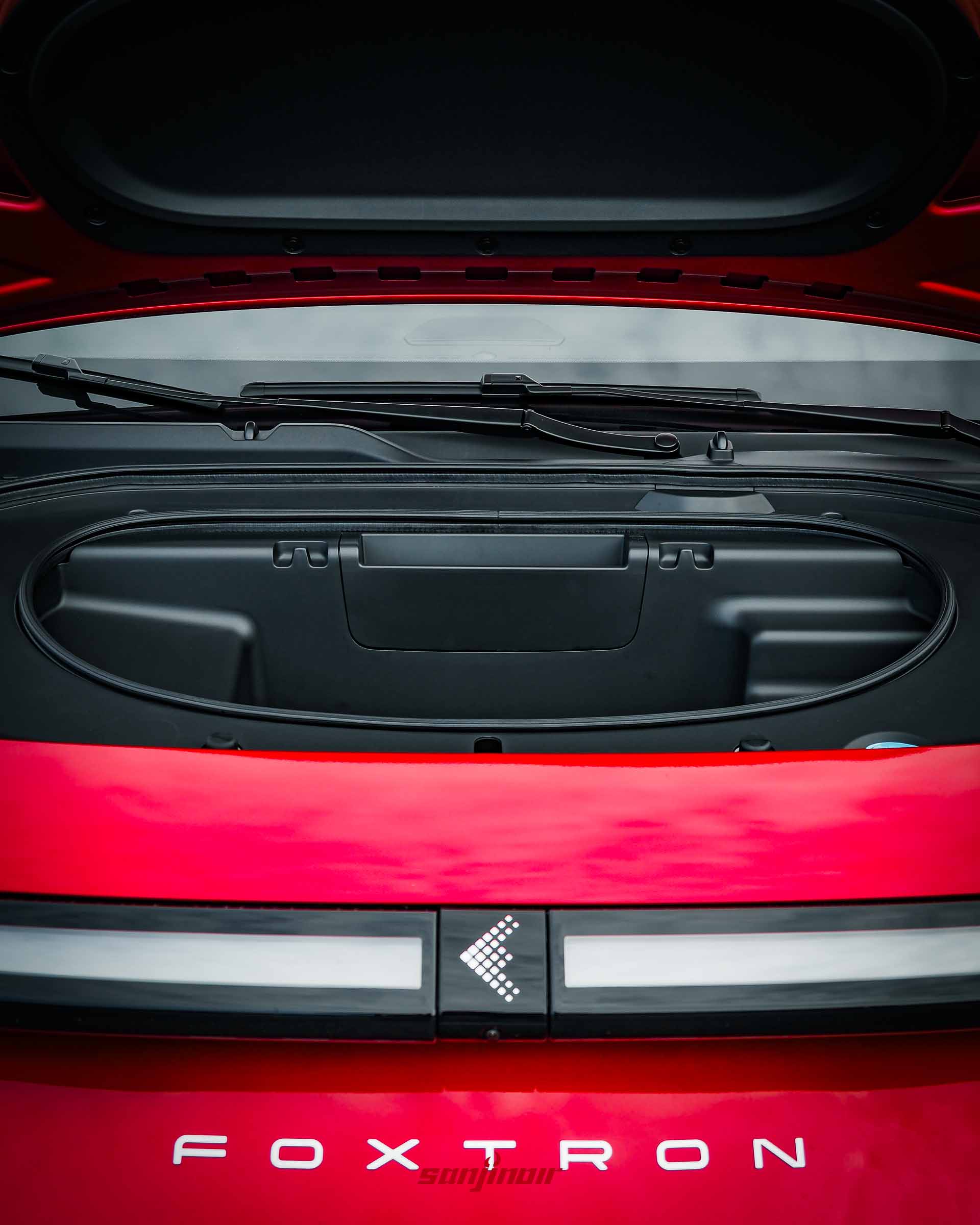 Foxtron Bria Emerge開啟引擎蓋後的52公升前廂空間照片。