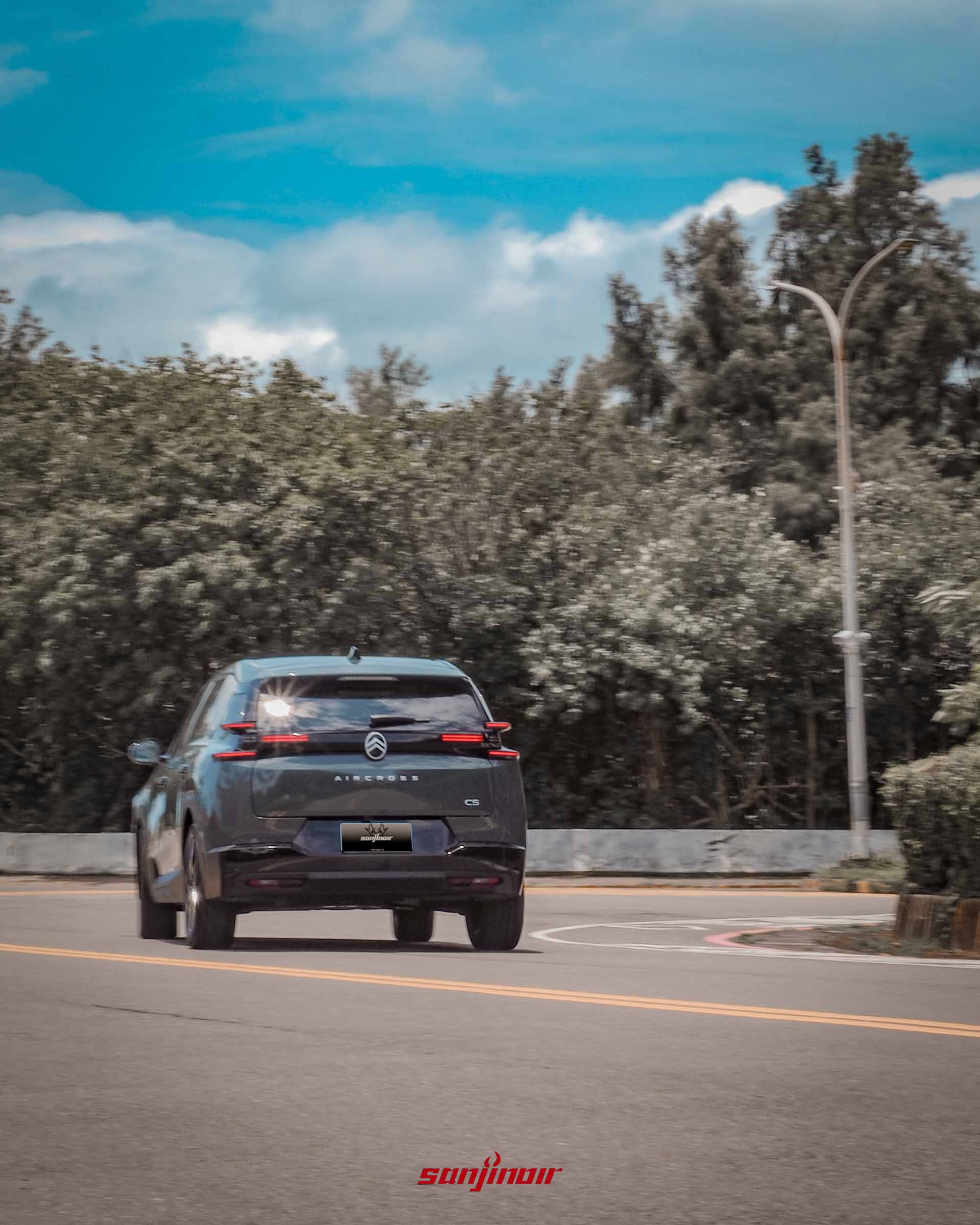 2026 CITROËN C5 Aircross車尾動態行駛畫面。