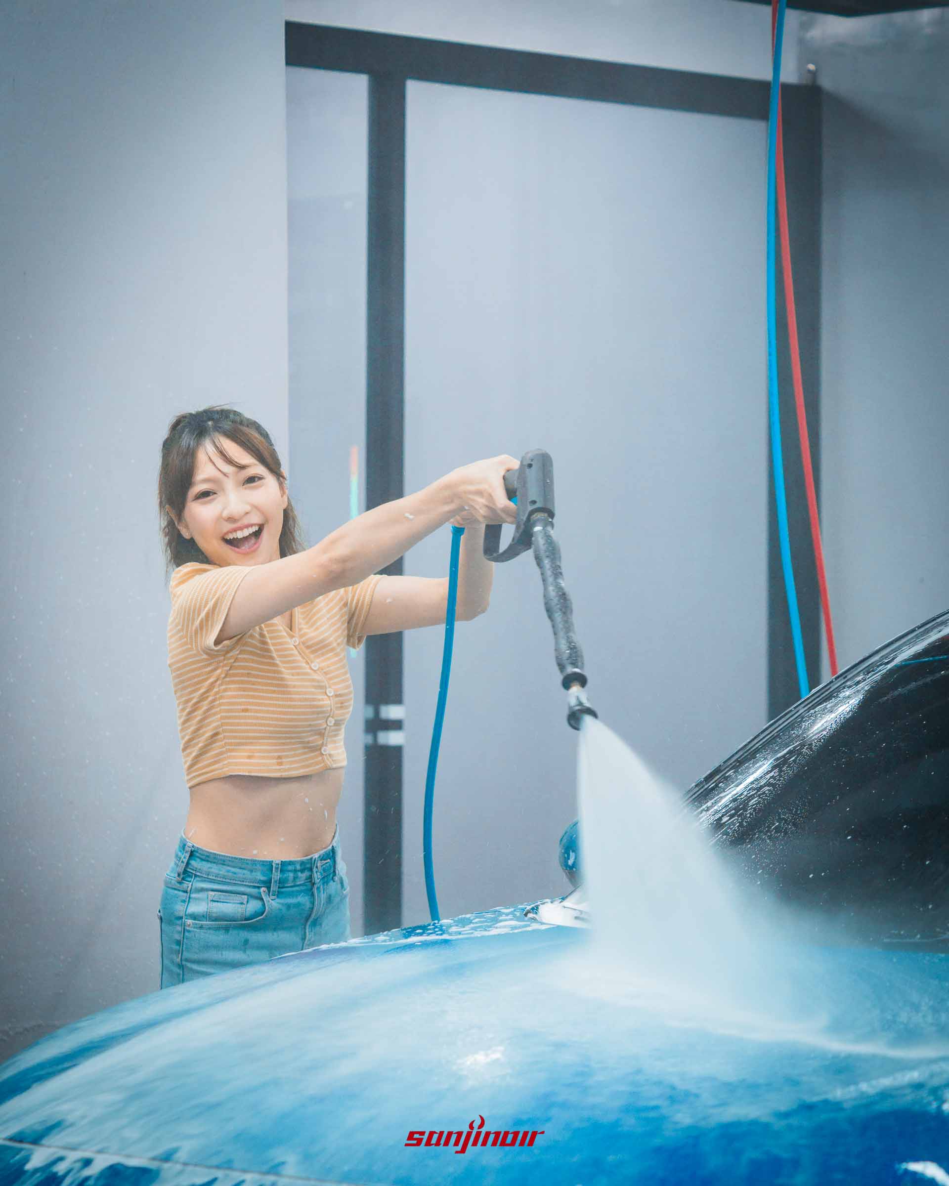高壓水槍沖洗車身