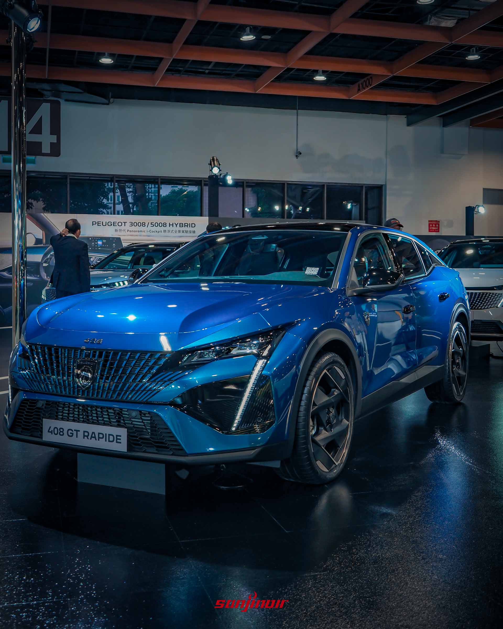 藍色Peugeot 408 GT Rapide跨界轎跑車，展現流線車側與幾何水箱護罩設計。