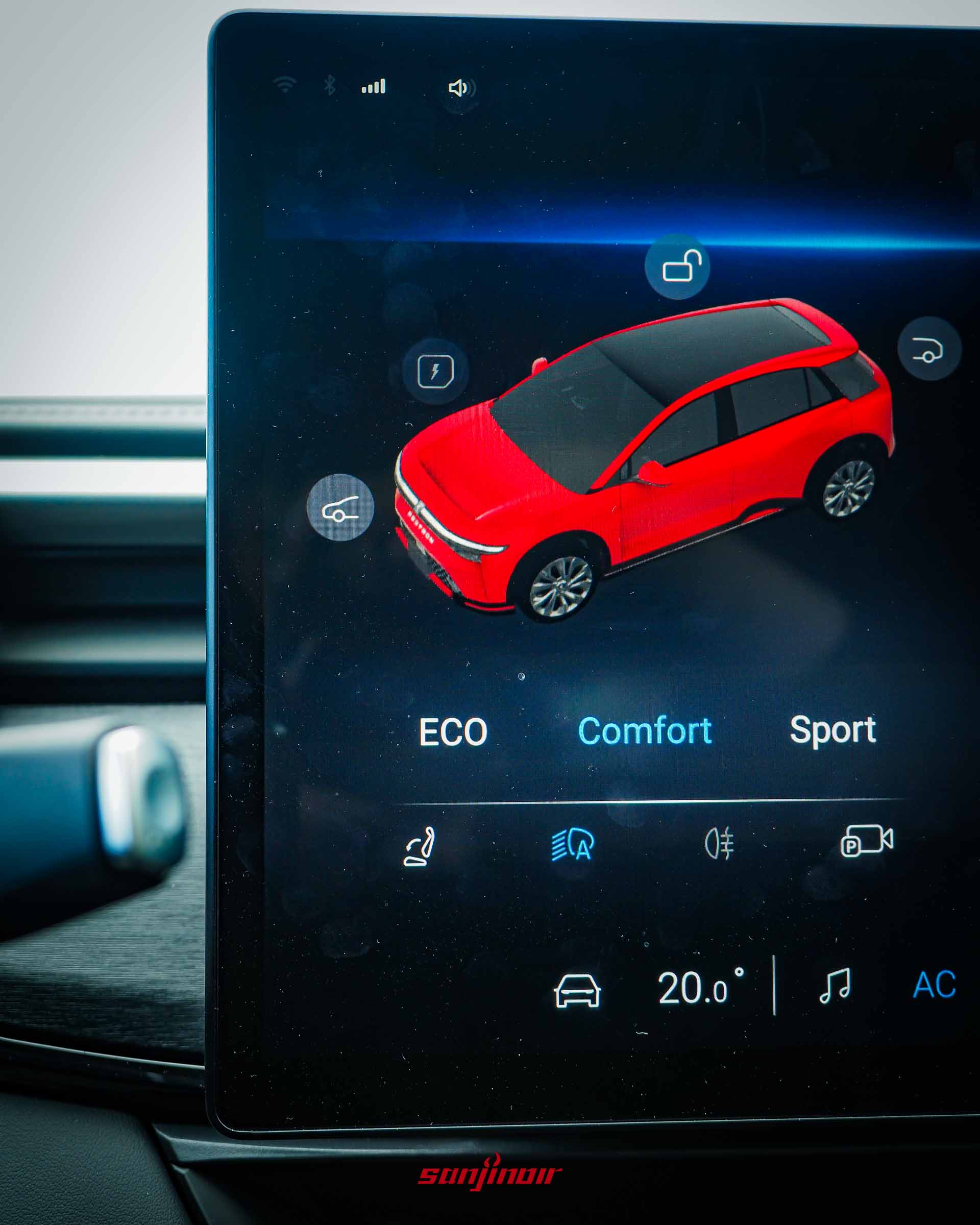 Foxtron Bria Emerge中控螢幕顯示車輛模型與行車模式的畫面。