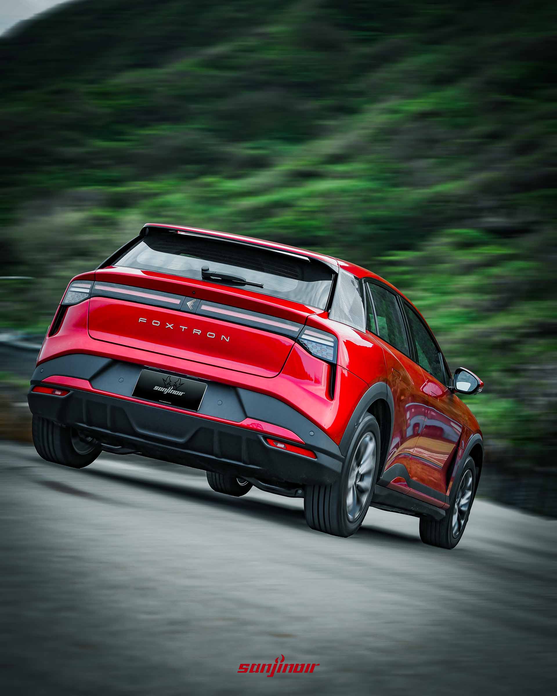 紅色Foxtron Bria Emerge在彎道中行駛的左後側動態追焦照片。