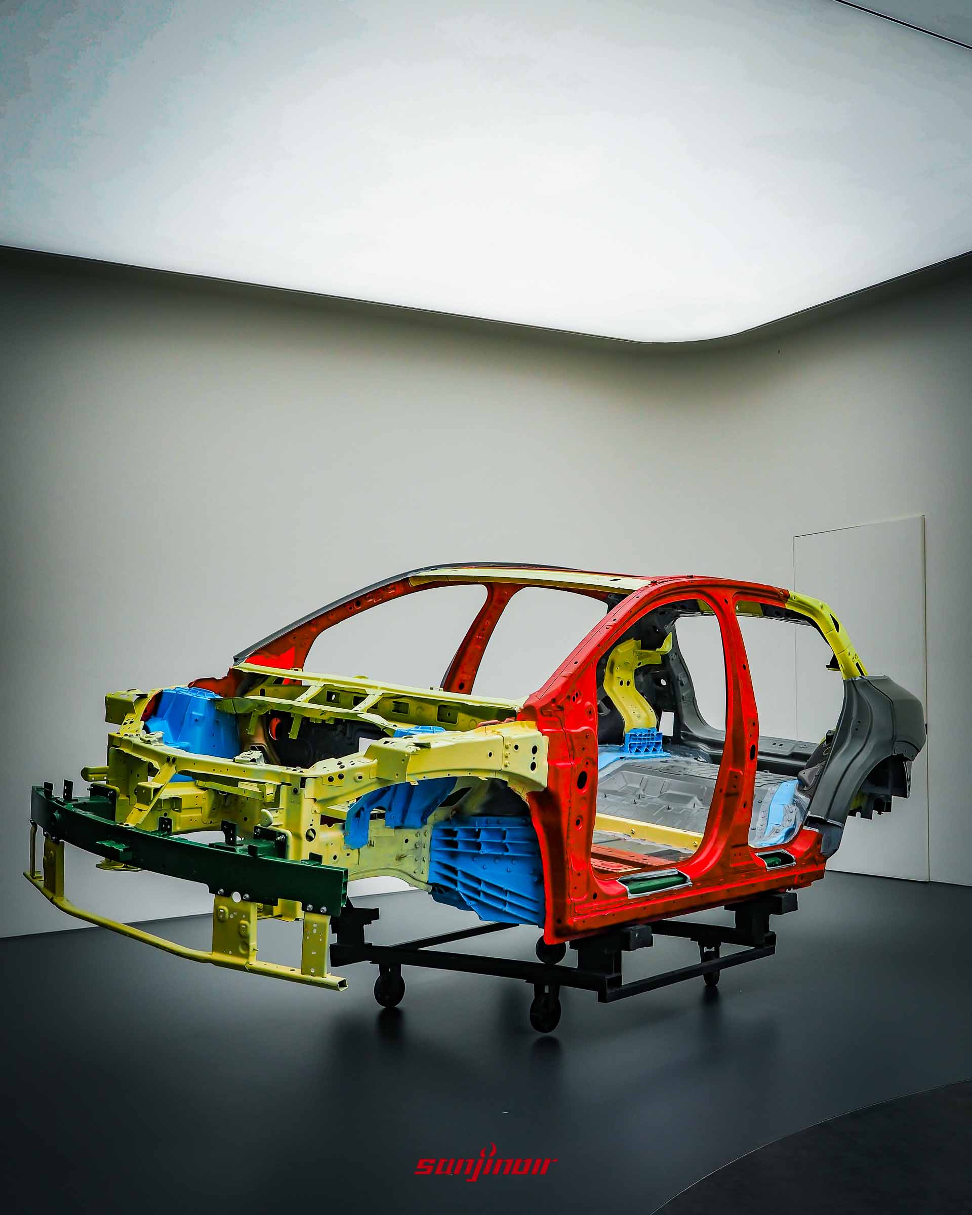 Foxtron Bria Emerge的裸車架展示，以不同顏色標示各部位結構材質。