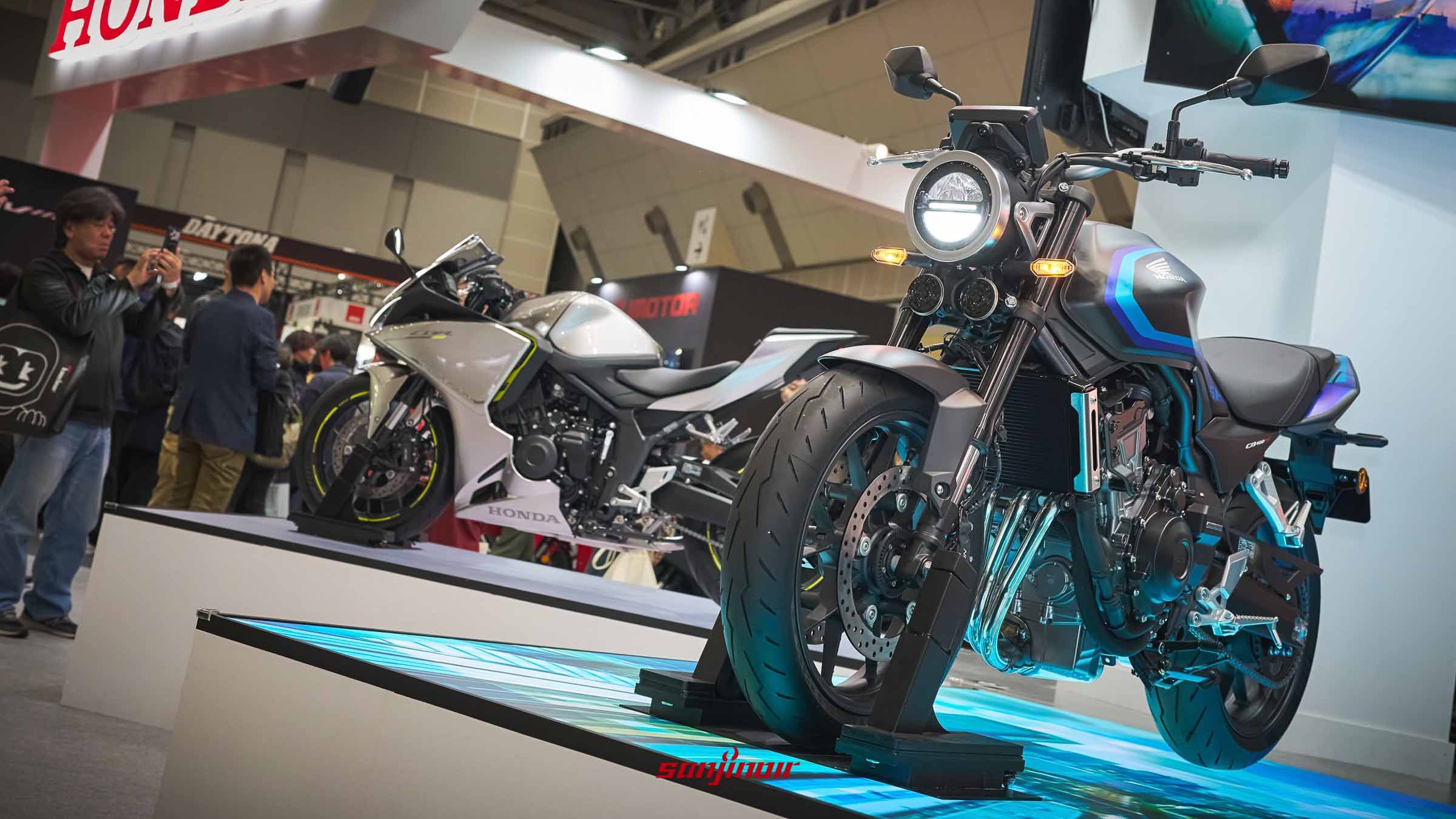 2026日本機車展現場展示的Honda CB400 Super Four與CBR400R Four概念車。