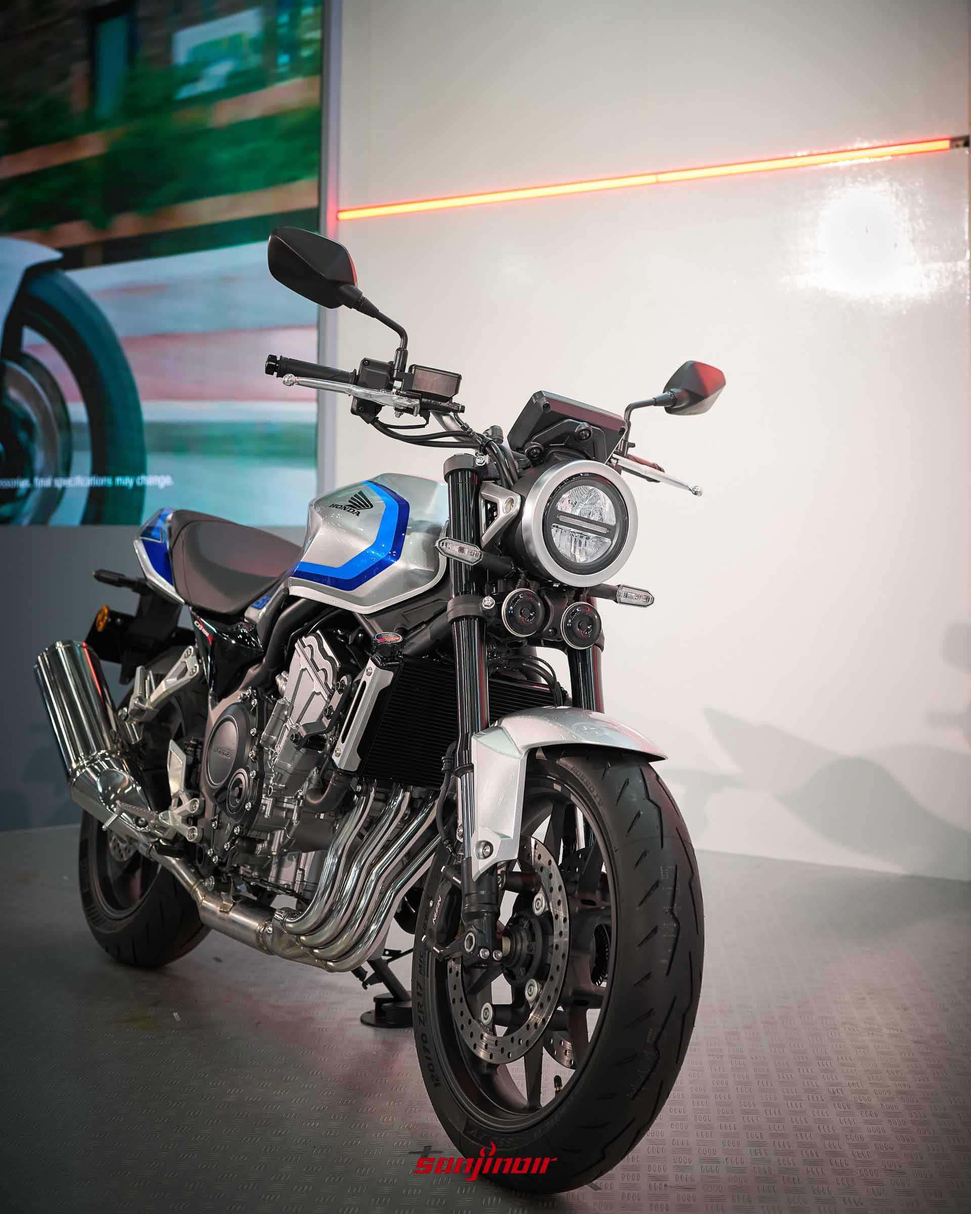 銀藍色塗裝的Honda CB400 Super Four正面視角,展示經典圓燈與裸露的四缸引擎。