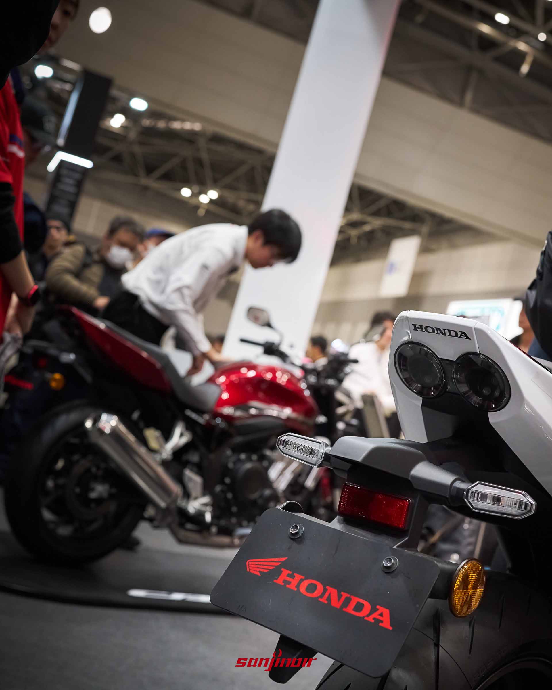 Honda CB400 Super Four車尾特寫,展示標誌性的雙圓燈尾燈設計。