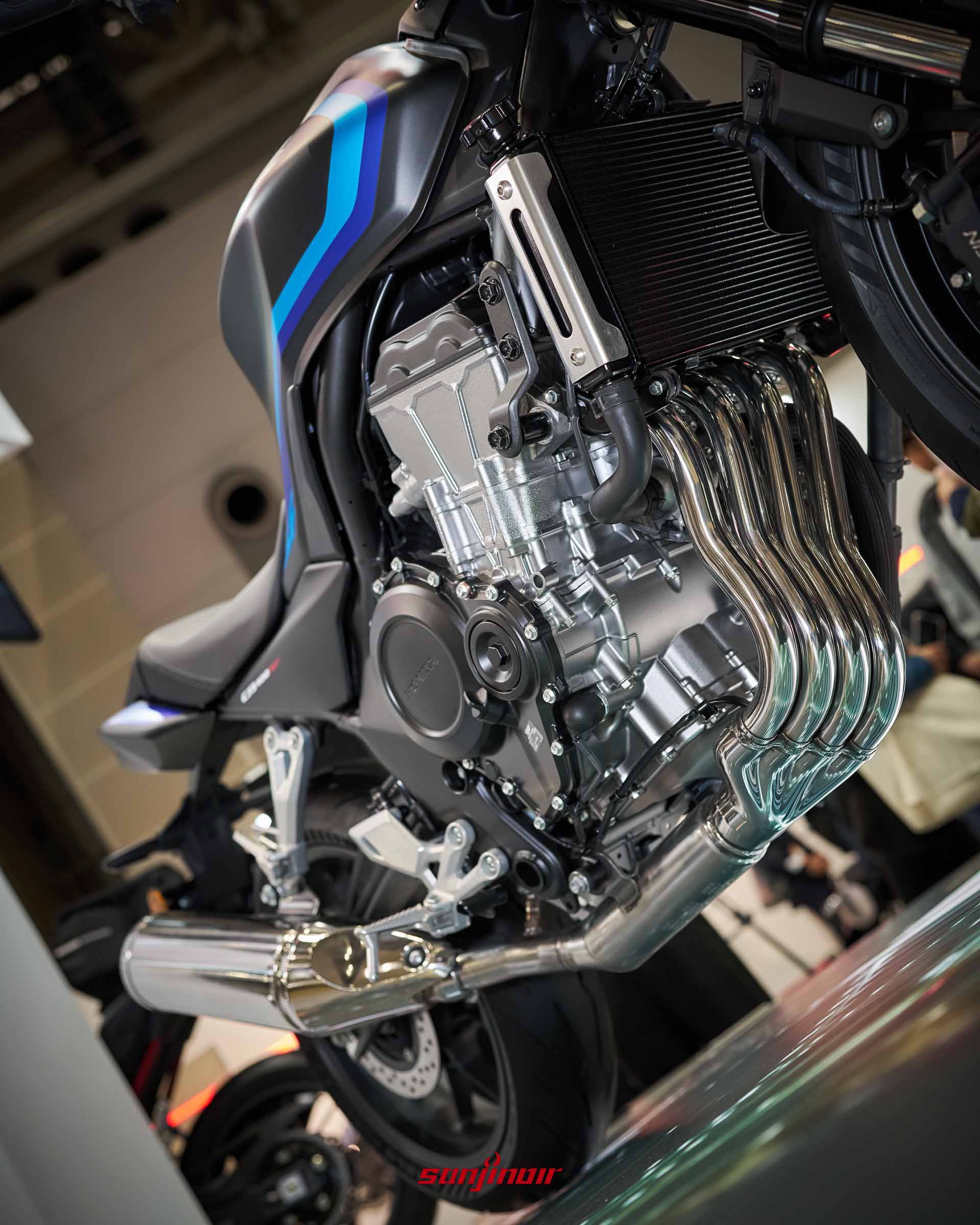 由側下視角拍攝的Honda CB400SF引擎本體與側排氣管,展現緊湊的四缸結構。