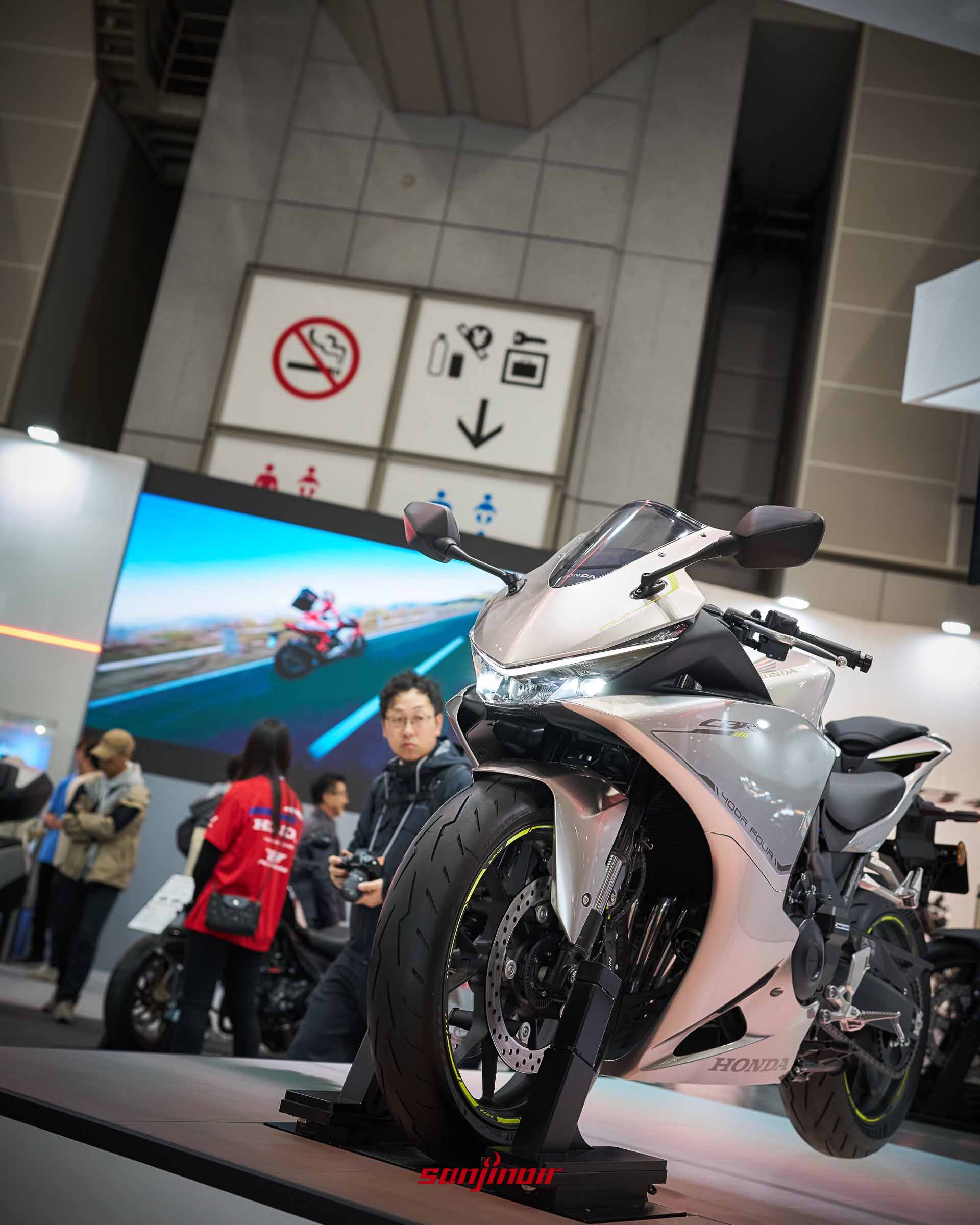 銀色塗裝的Honda CBR400R Four正面,展示有別於傳統雙鷹眼的整流罩造型。