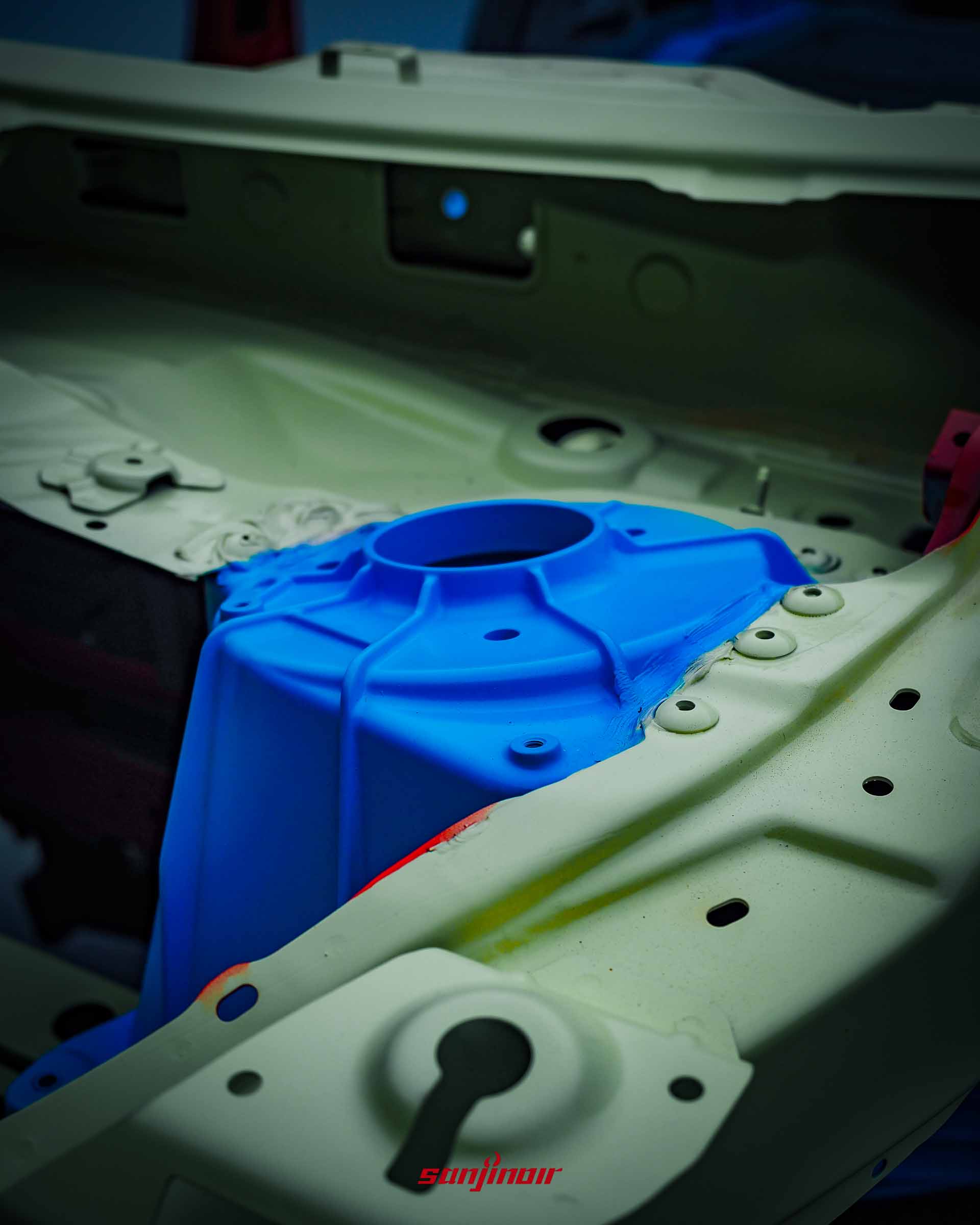 Foxtron Bria Emerge裸車架上漆成藍色的避震塔一體化壓鑄鋁件特寫。