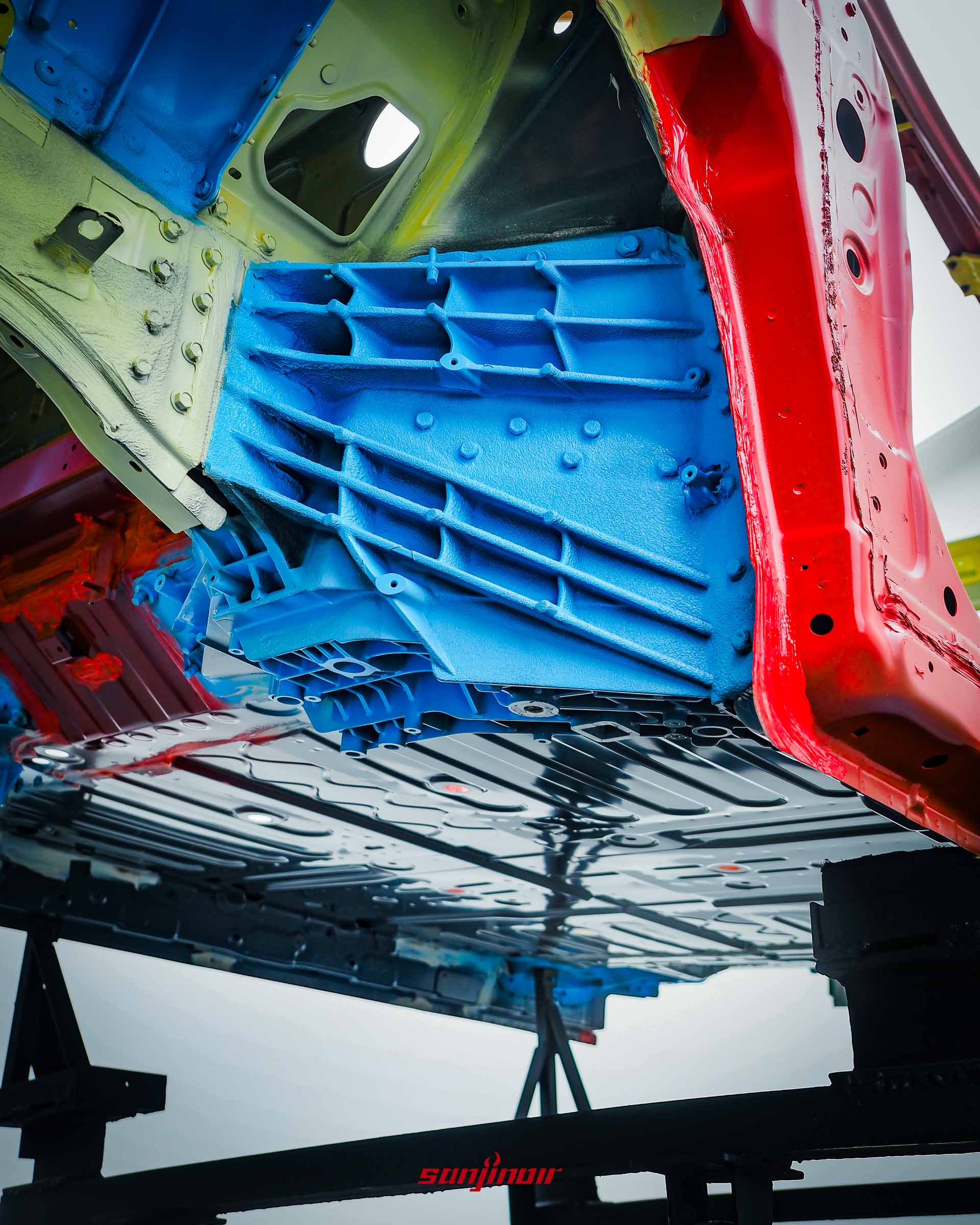 Foxtron Bria Emerge底盤下方漆成藍色的一體化壓鑄鋁件結構特寫。