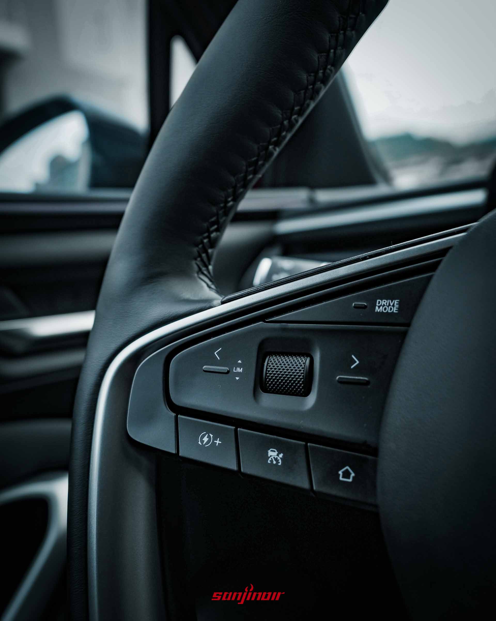 Foxtron Bria Emerge方向盤左側幅條上的駕駛輔助系統實體按鍵特寫。