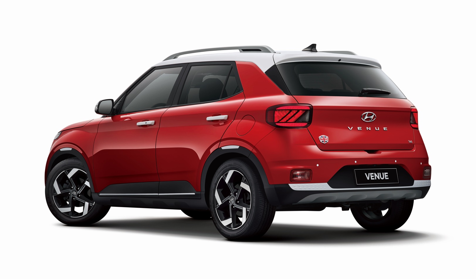 3.黑色切削雙色鋁圈，再繫上專屬英倫飾徽，帶有個性與優雅的時尚設計