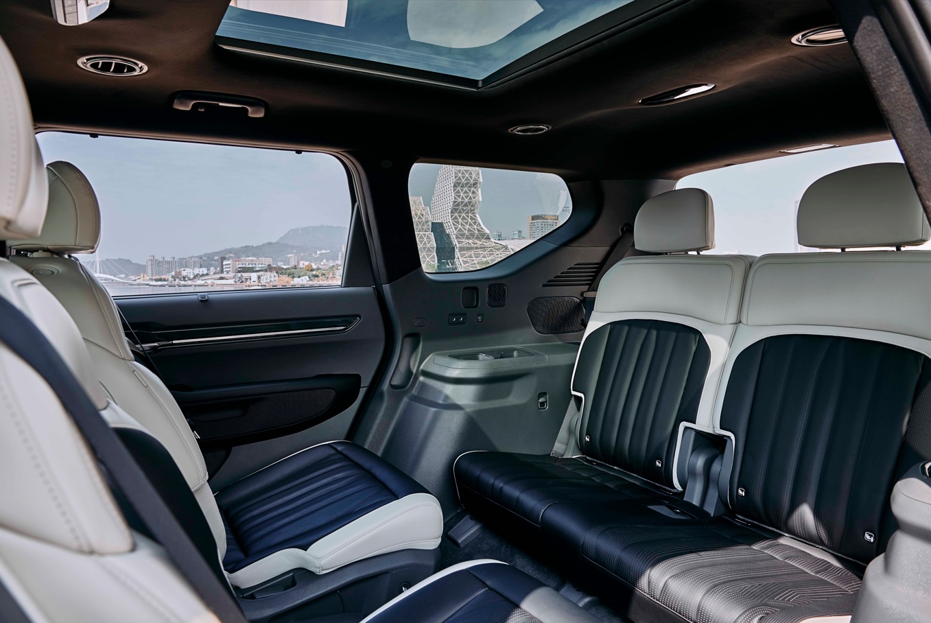 3.if設計獎評委讚譽：「the Kia Ev9拓展大型lsuv的美學可能性，同時兼具實用性；透過可旋轉的第二排座椅和各種貼心設計，則實現更加便利的車內生活。」