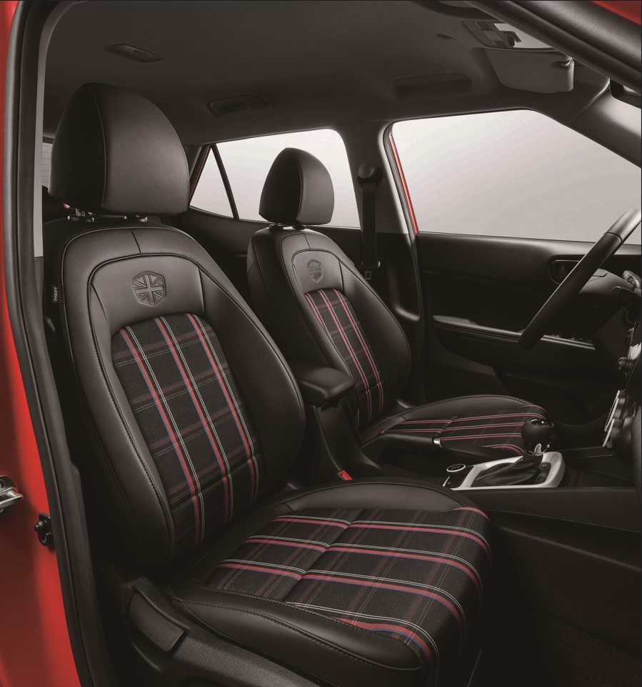 4.雙前座椅專屬蘇格蘭紋及熱壓logo飾徽，不可或缺的迷人風情